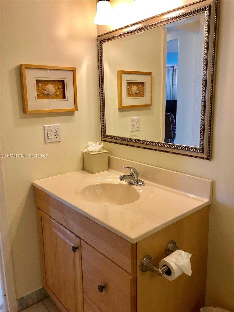 Small Image of 100 GOLDEN ISLES DR #706, Hallandale Beach Number 18