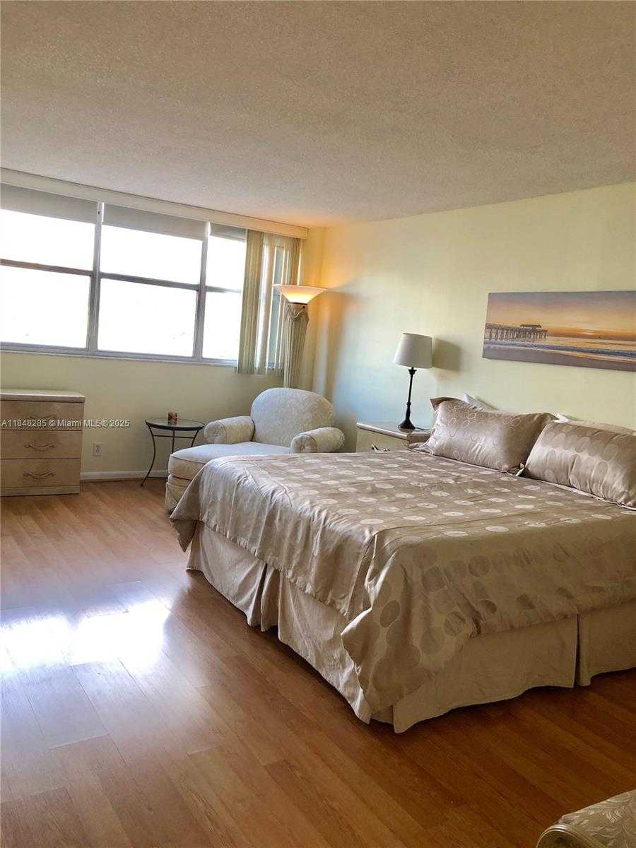 Small Image of 100 GOLDEN ISLES DR #706, Hallandale Beach Number 26