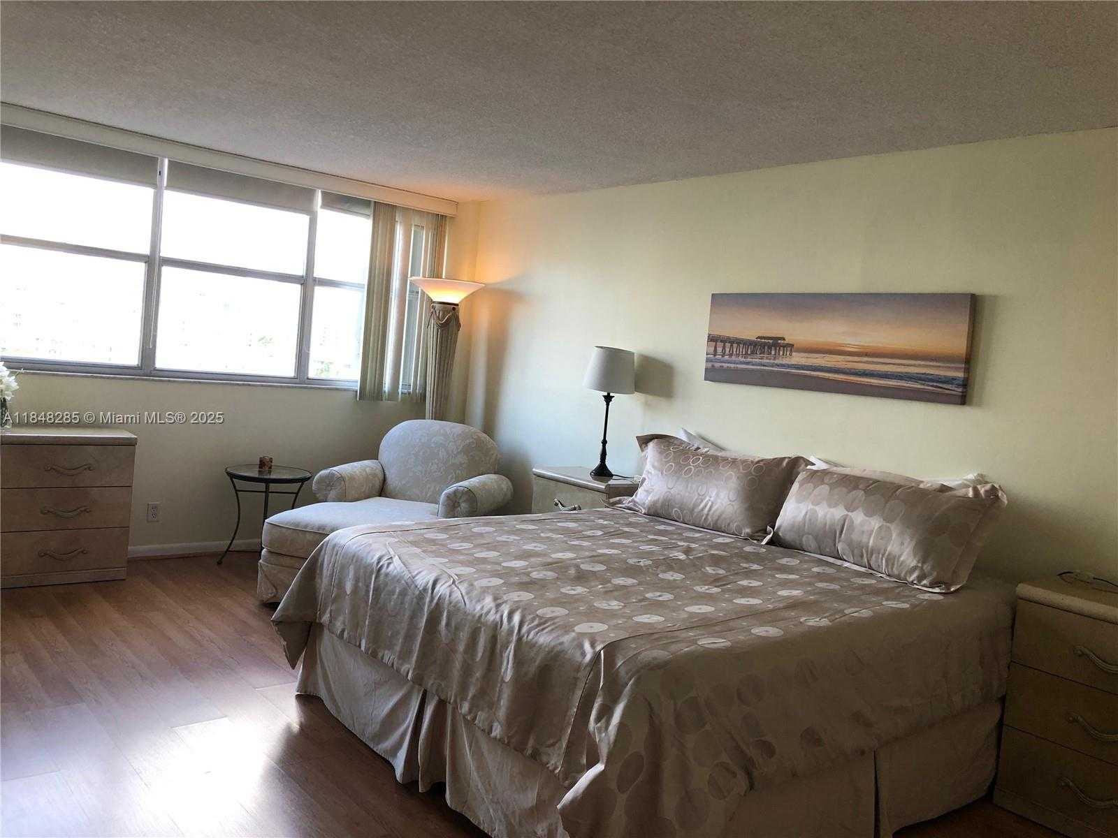 Small Image of 100 GOLDEN ISLES DR #706, Hallandale Beach Number 30