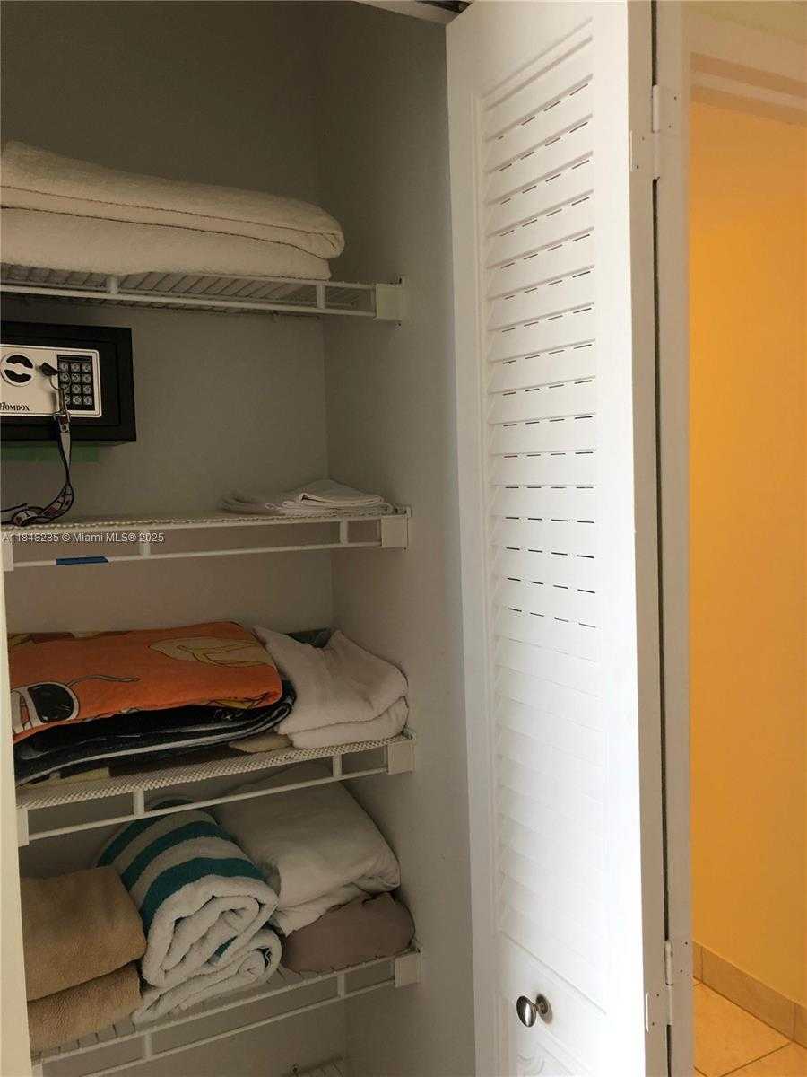 Small Image of 100 GOLDEN ISLES DR #706, Hallandale Beach Number 34