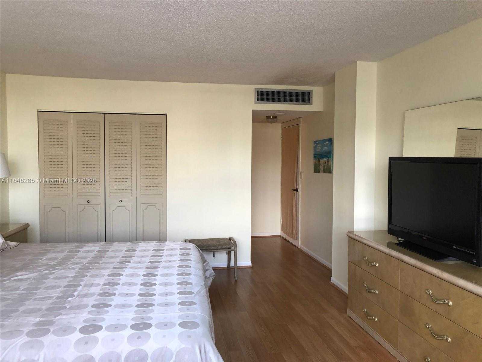 Small Image of 100 GOLDEN ISLES DR #706, Hallandale Beach Number 36