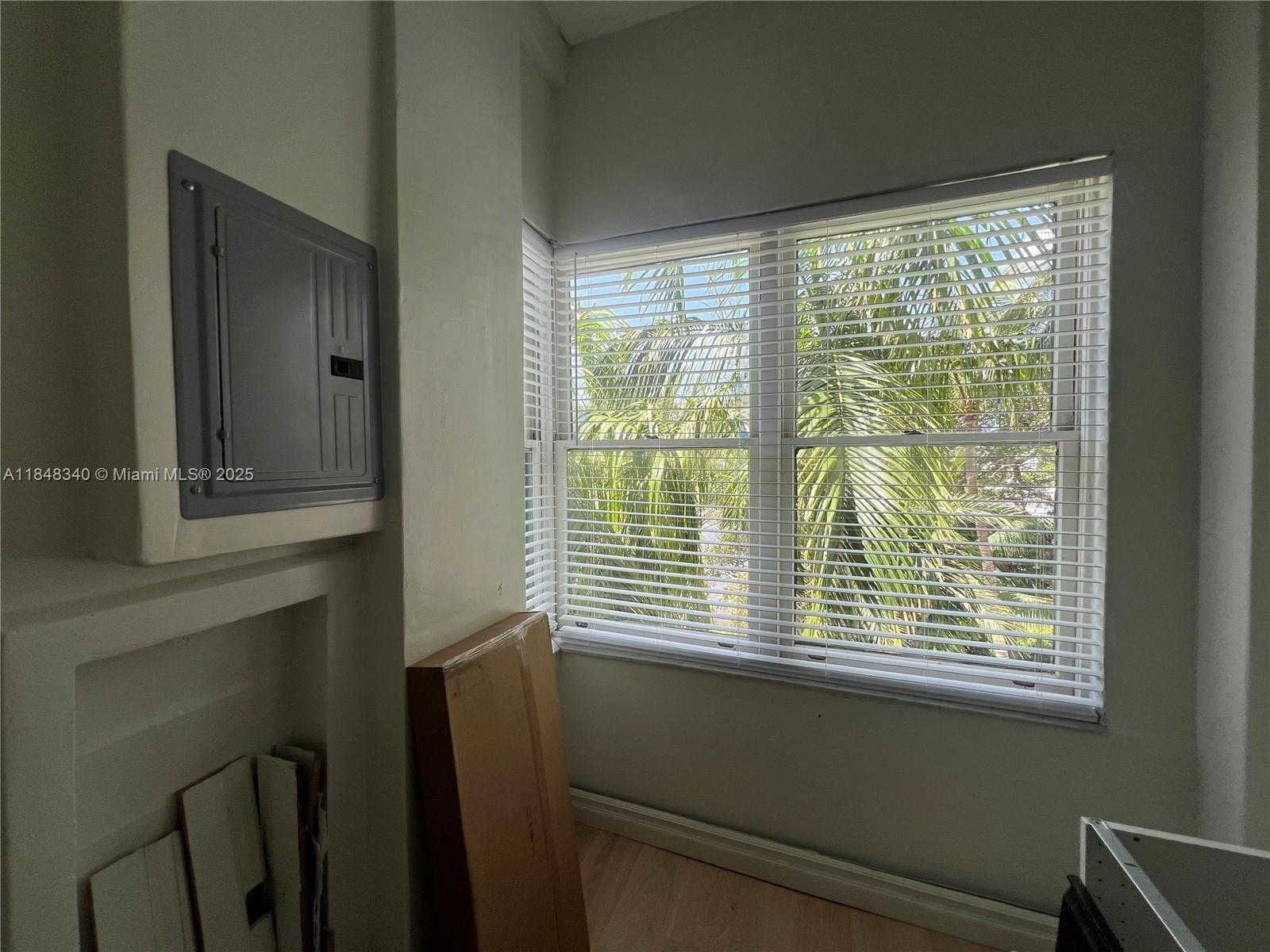 Small Image of 2421 LAKE PANCOAST DR #4D, Miami Beach Number 10