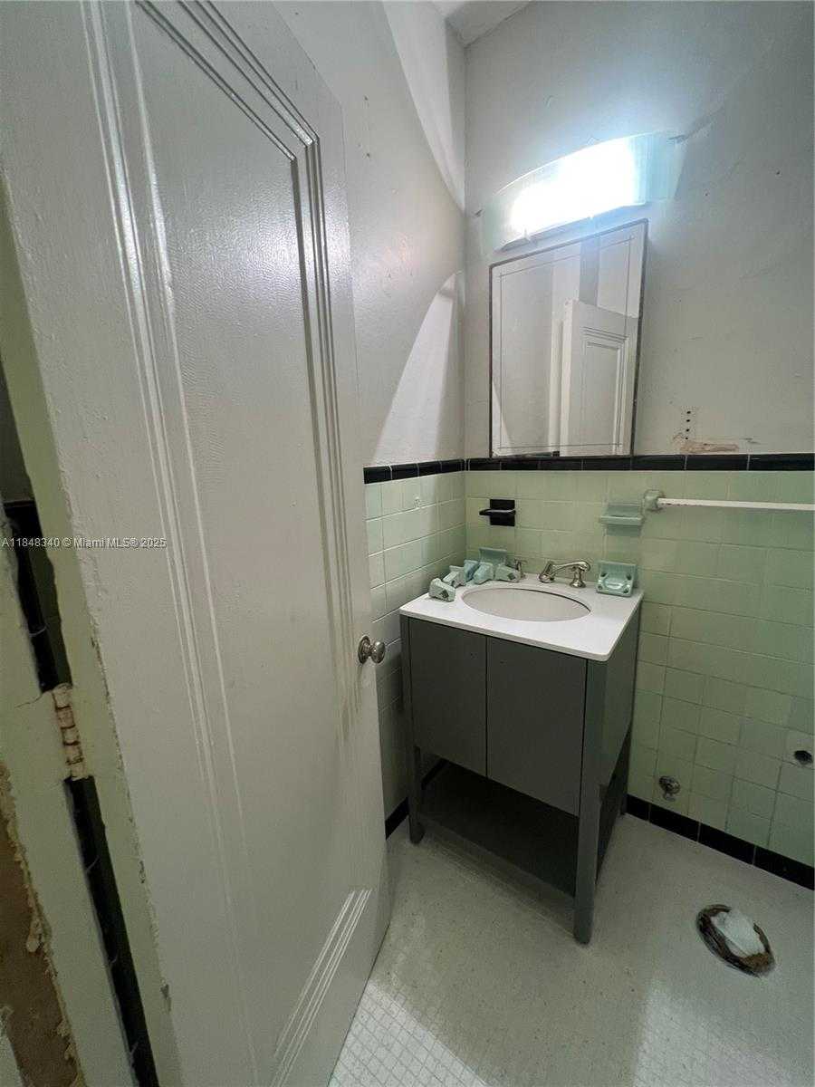 Small Image of 2421 LAKE PANCOAST DR #4D, Miami Beach Number 12