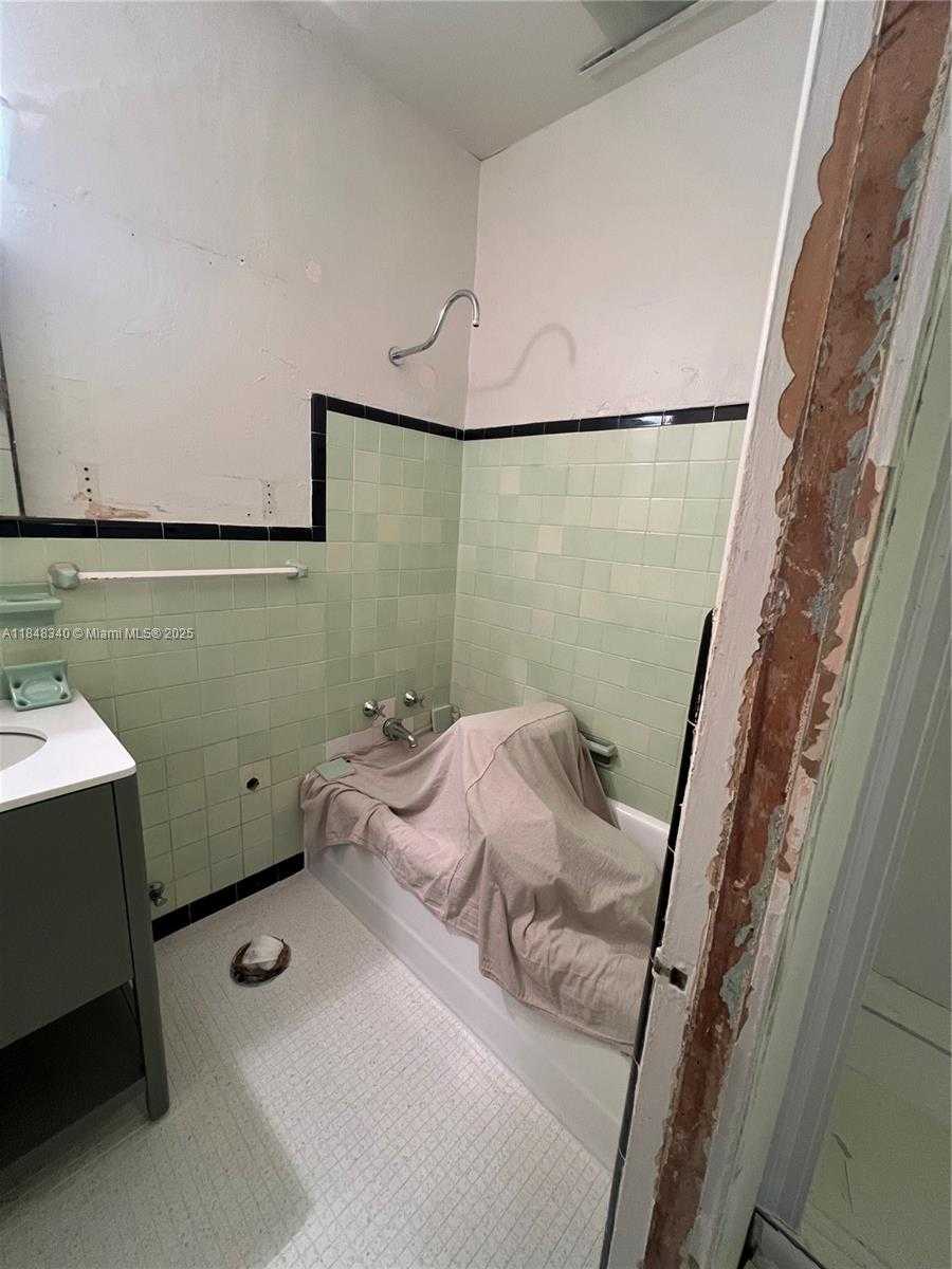 Small Image of 2421 LAKE PANCOAST DR #4D, Miami Beach Number 13