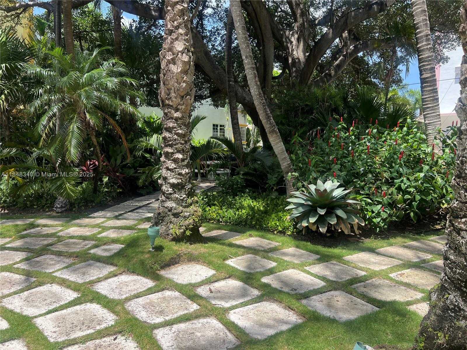 Small Image of 2421 LAKE PANCOAST DR #4D, Miami Beach Number 2