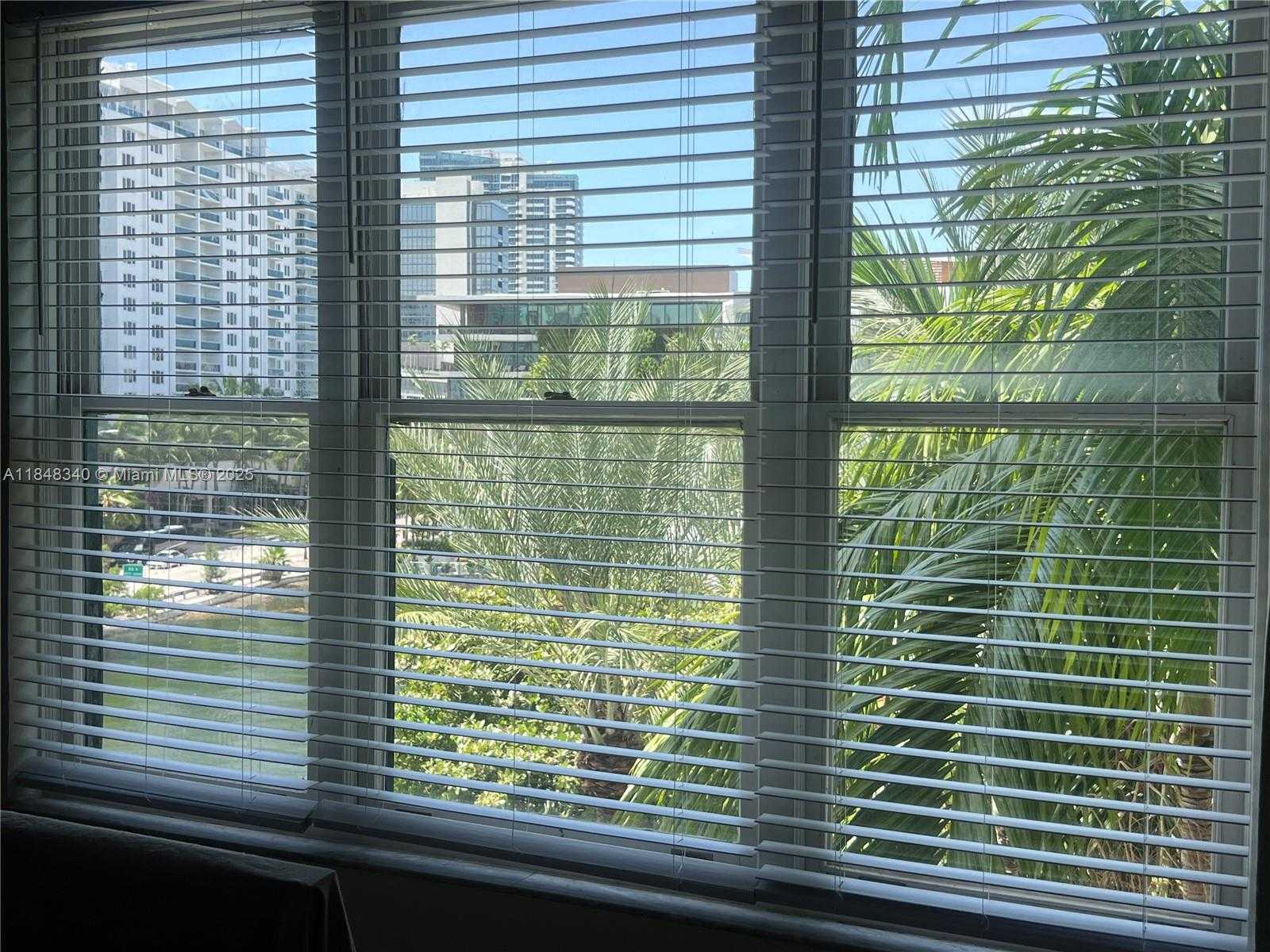 Small Image of 2421 LAKE PANCOAST DR #4D, Miami Beach Number 8