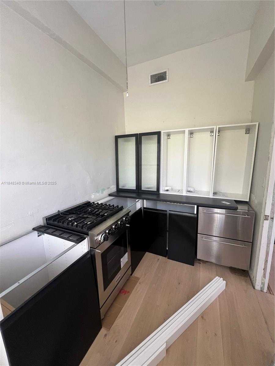 Small Image of 2421 LAKE PANCOAST DR #4D, Miami Beach Number 9