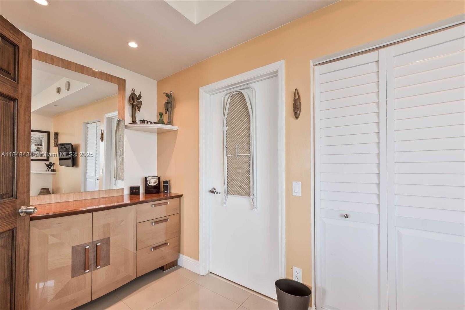 Small Image of 60 SOUTH WEST 13TH ST #3401, Miami Number 17