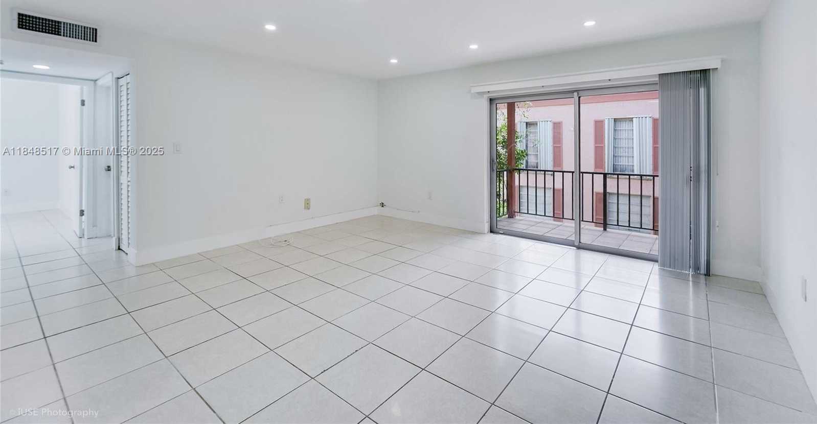 Small Image of 7160 FAIRWAY DR #J16, Miami Lakes Number 4