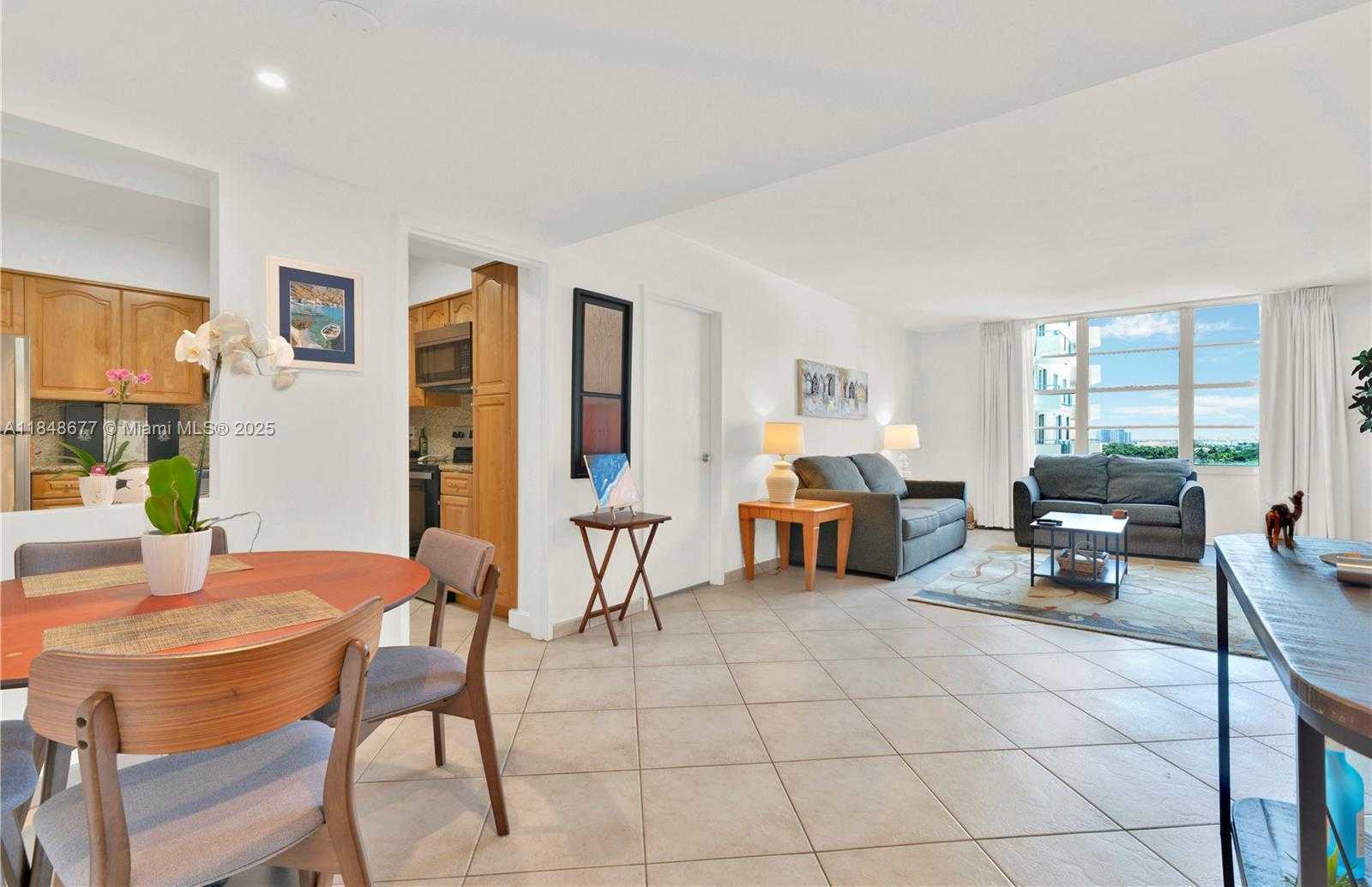 Small Image of 5161 COLLINS AVE #1110, Miami Beach Number 3