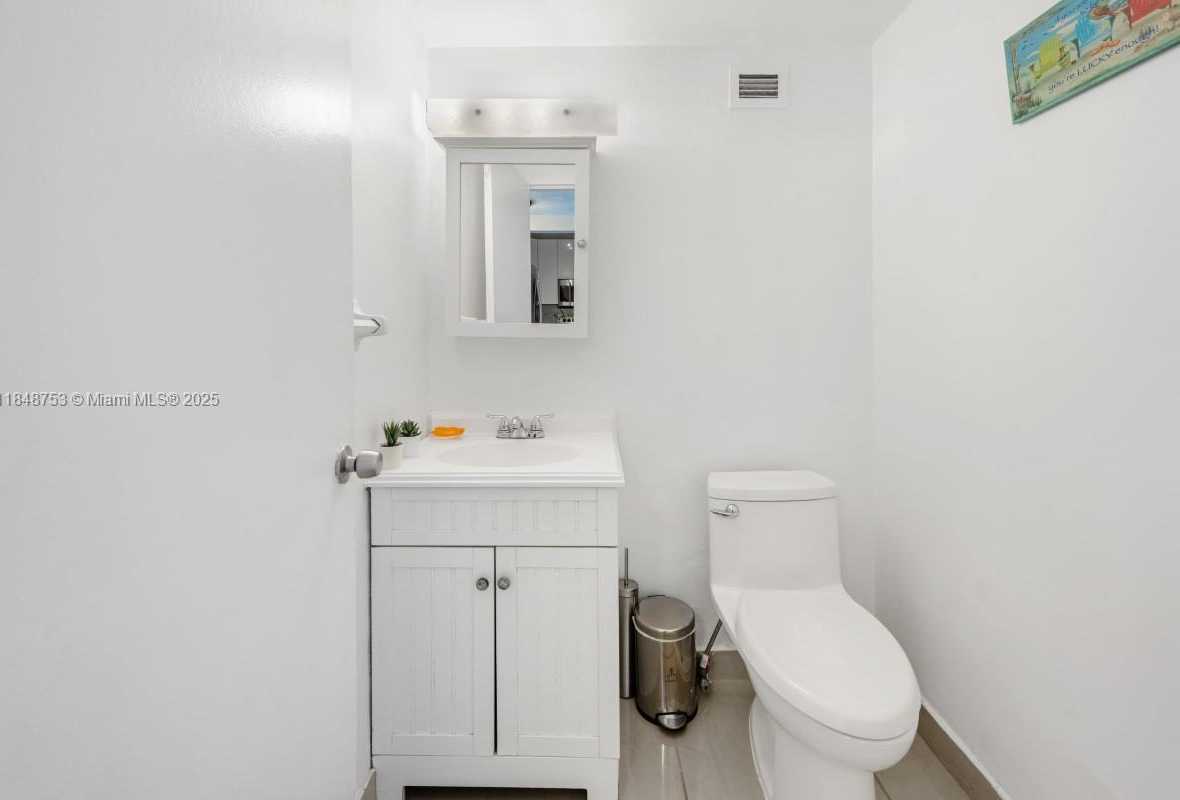 Small Image of 5601 COLLINS AVE #511, Miami Beach Number 14