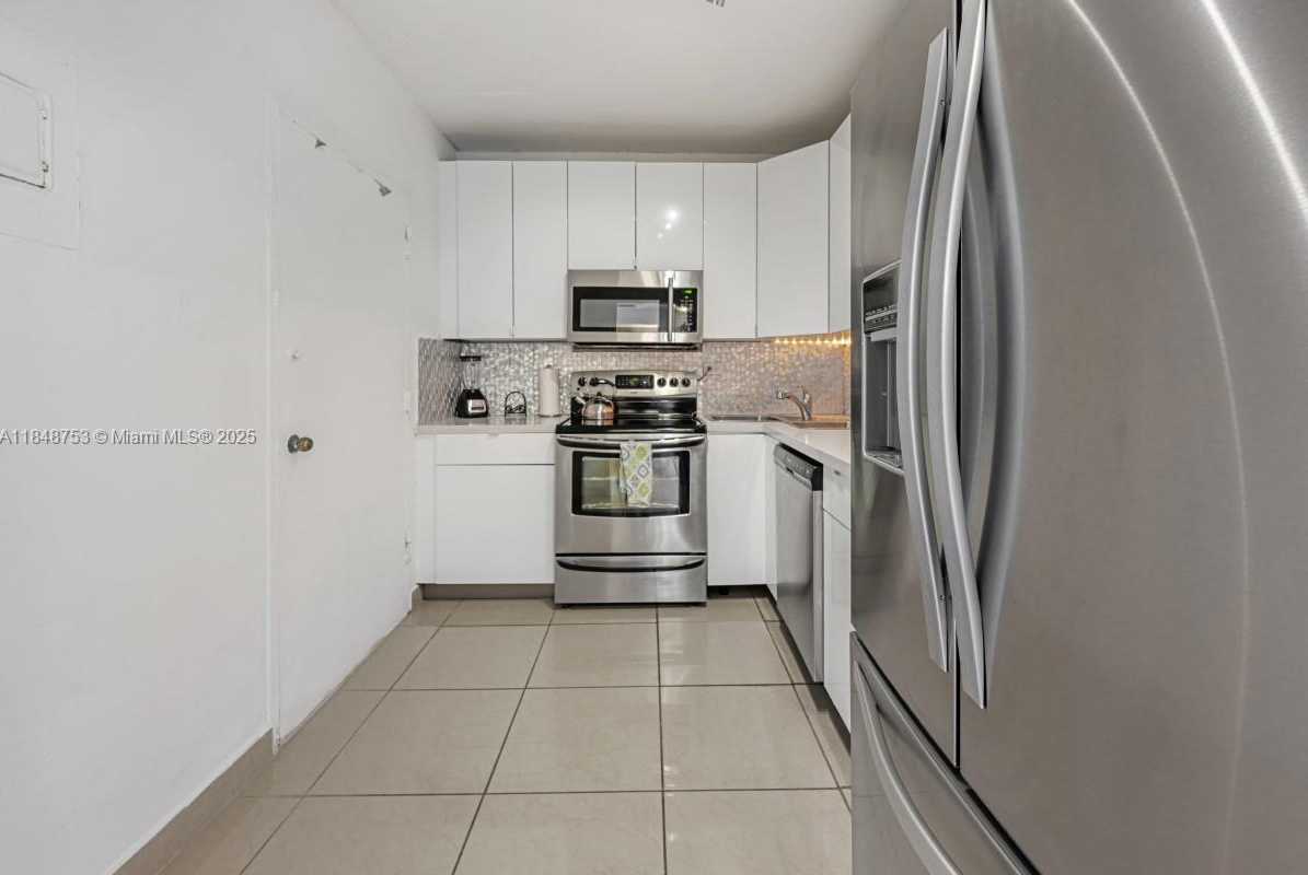 Small Image of 5601 COLLINS AVE #511, Miami Beach Number 17