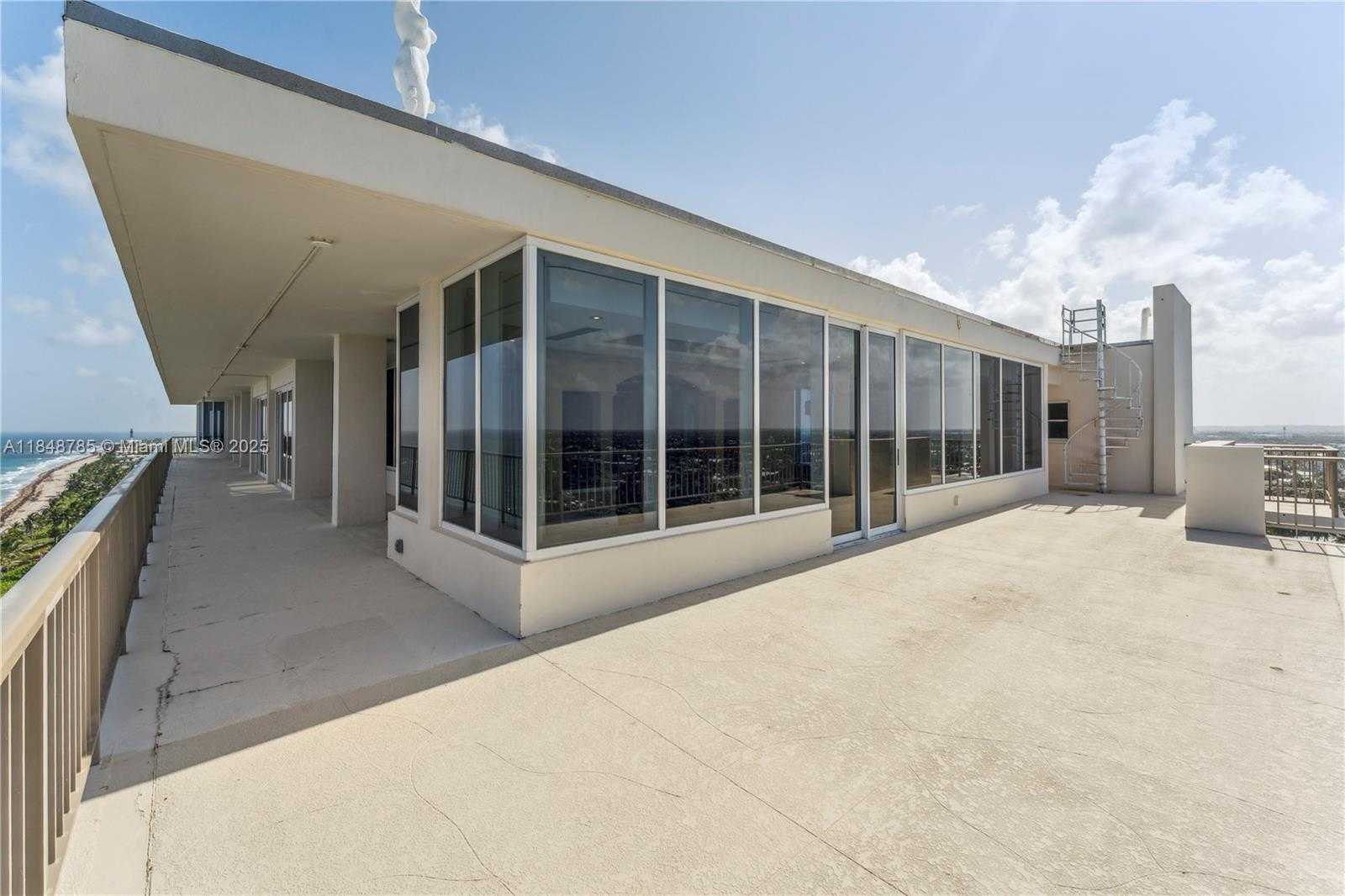 Small Image of 1021 HILLSBORO MILE ##RG, Hillsboro Beach Number 24