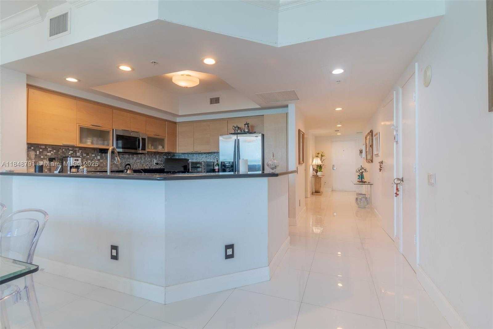 Small Image of 14951 ROYAL OAKS LN #2506, North Miami Number 17