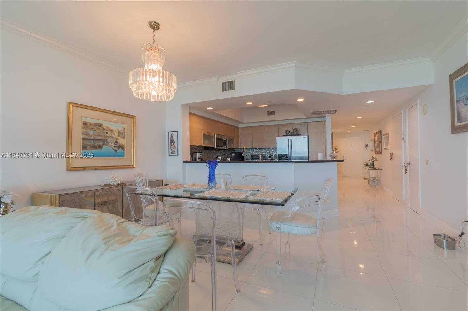 Small Image of 14951 ROYAL OAKS LN #2506, North Miami Number 21