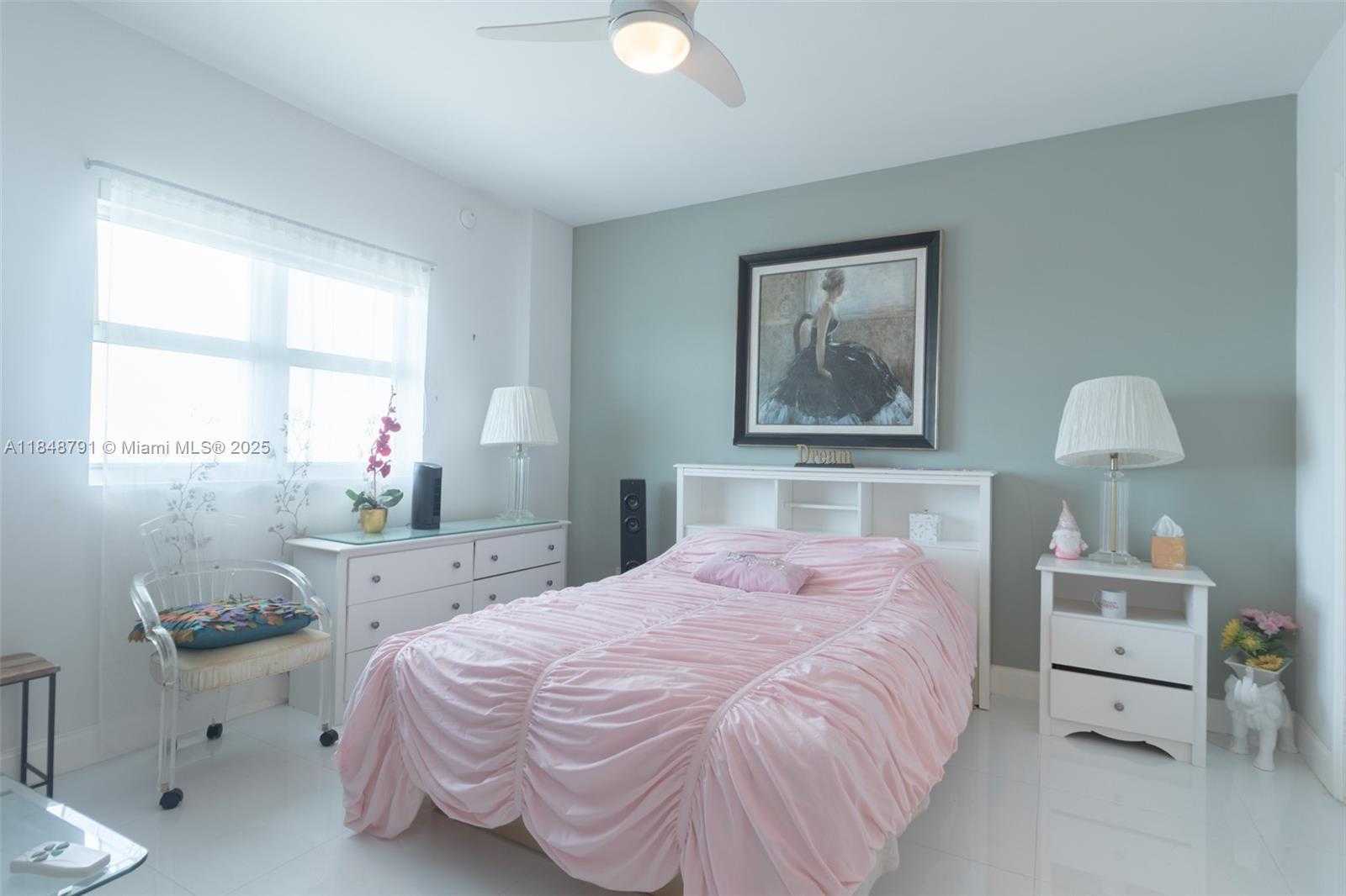 Small Image of 14951 ROYAL OAKS LN #2506, North Miami Number 32
