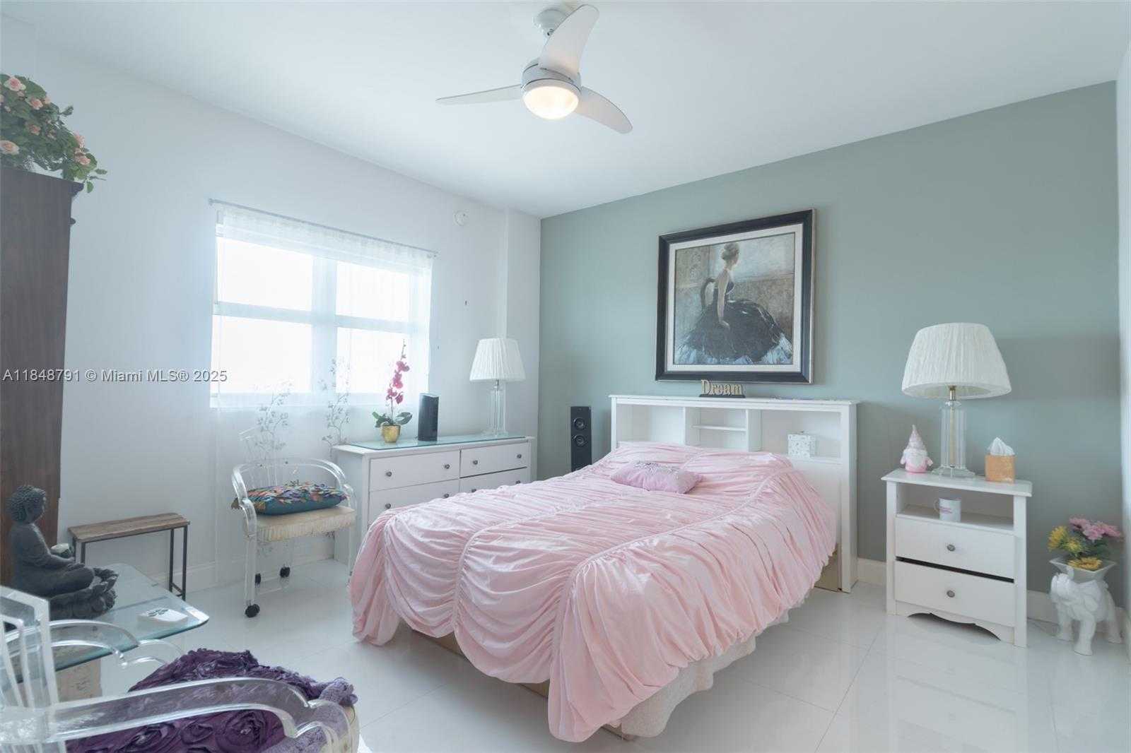 Small Image of 14951 ROYAL OAKS LN #2506, North Miami Number 33