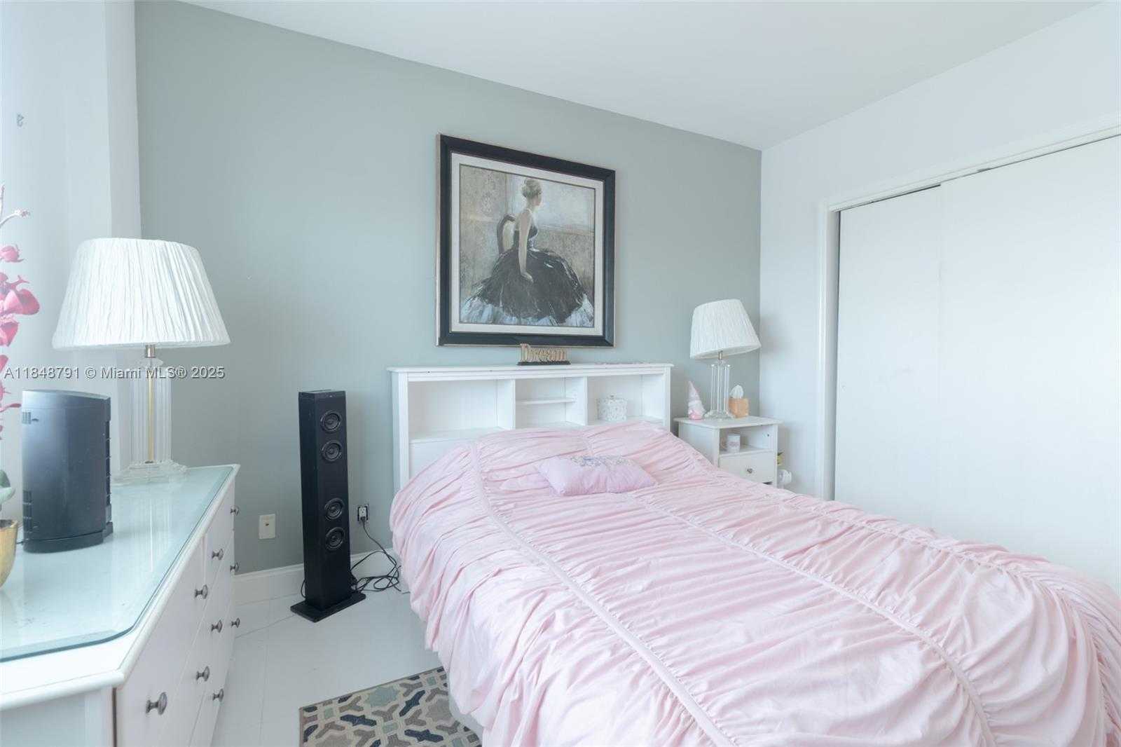 Small Image of 14951 ROYAL OAKS LN #2506, North Miami Number 34