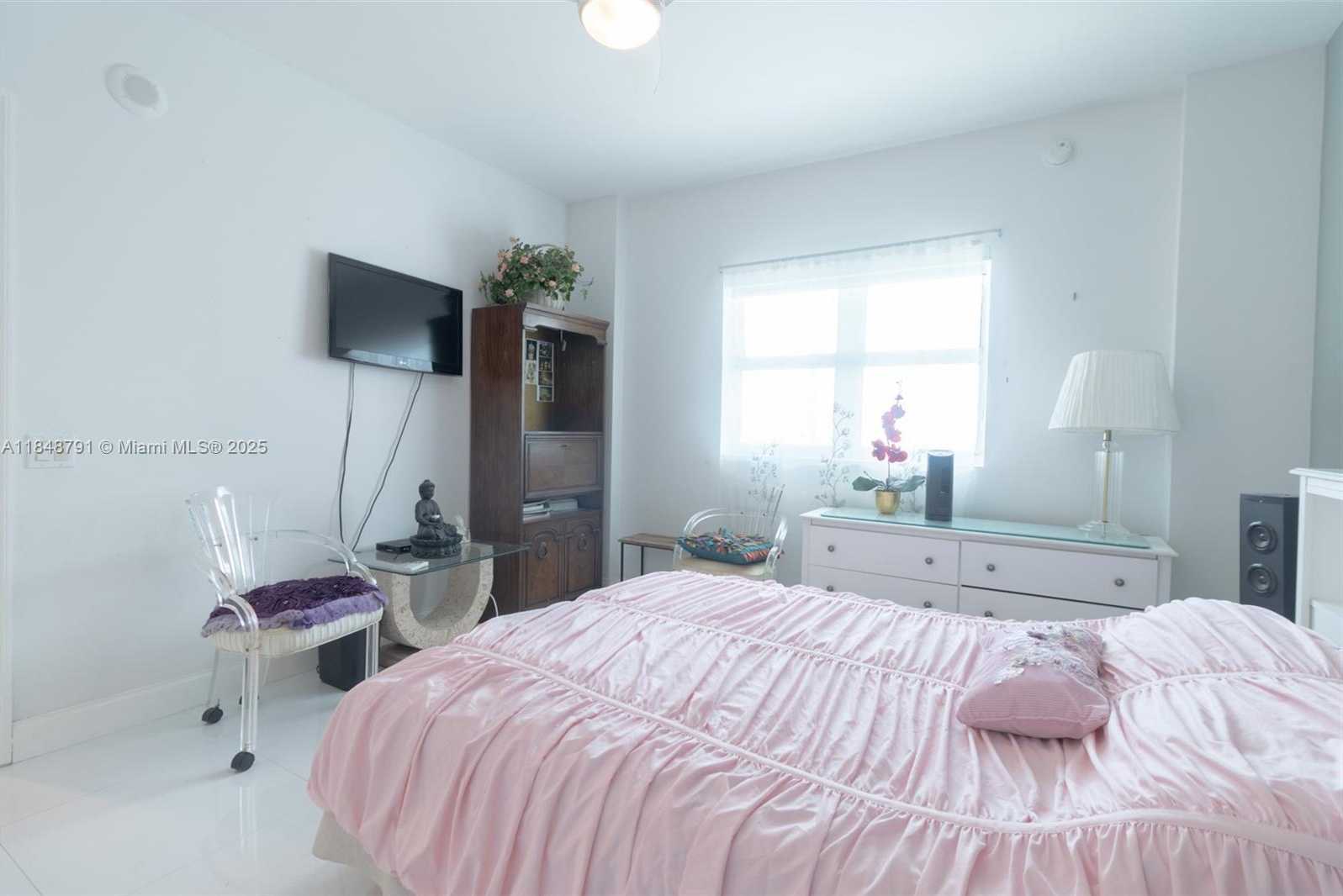 Small Image of 14951 ROYAL OAKS LN #2506, North Miami Number 35