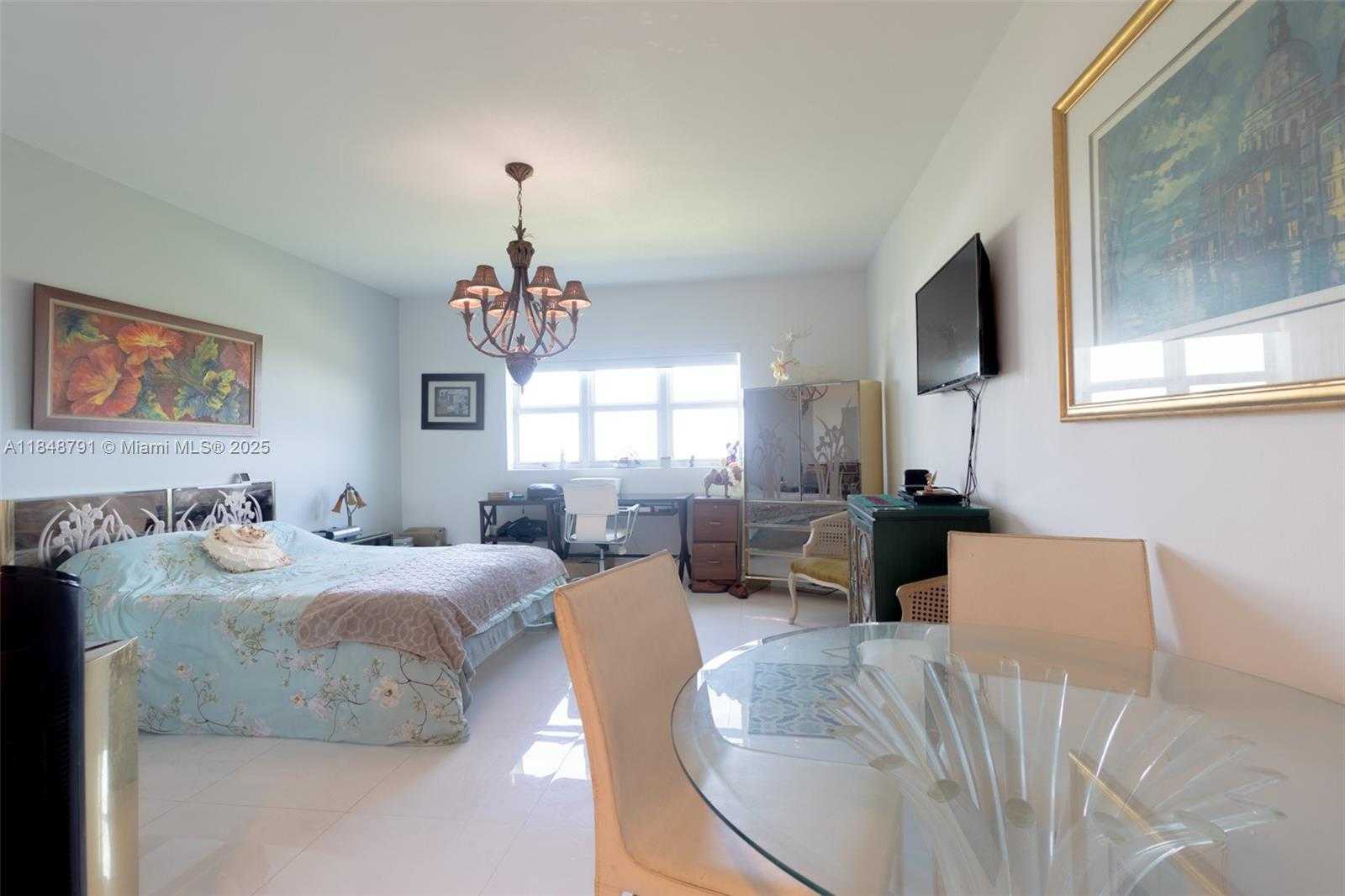 Small Image of 14951 ROYAL OAKS LN #2506, North Miami Number 36