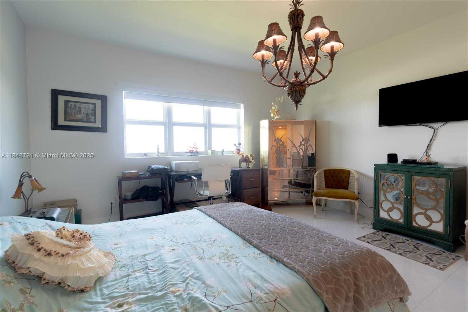 Small Image of 14951 ROYAL OAKS LN #2506, North Miami Number 38
