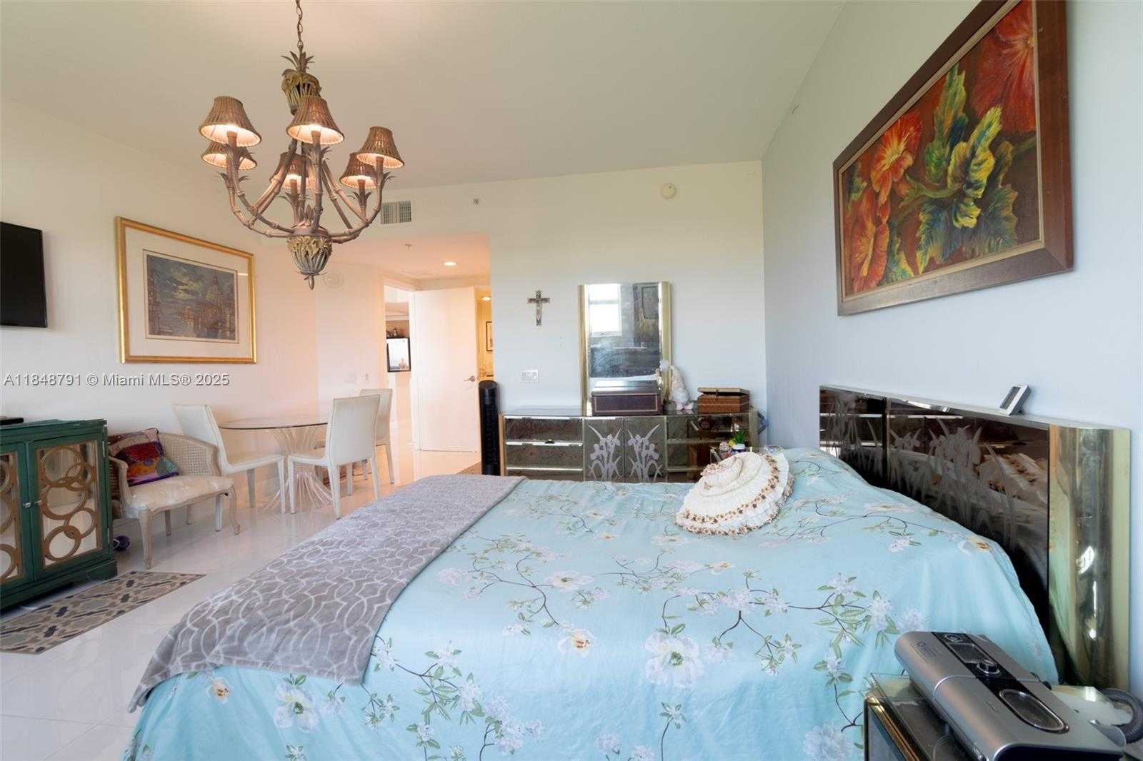 Small Image of 14951 ROYAL OAKS LN #2506, North Miami Number 39