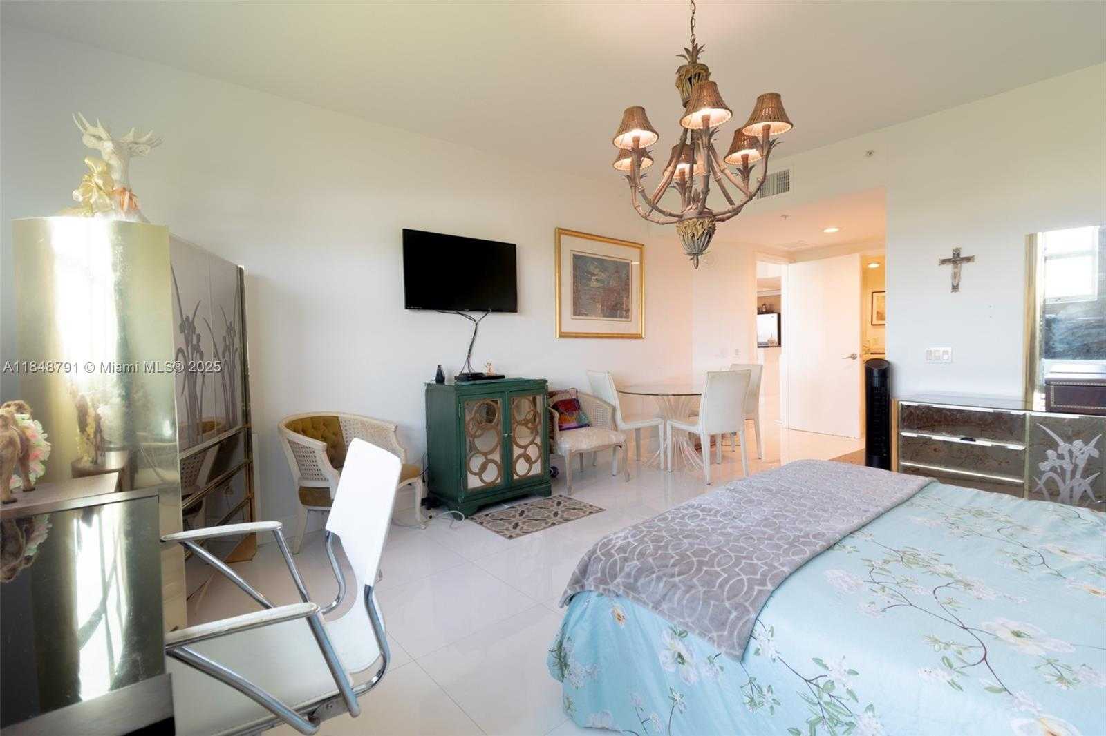 Small Image of 14951 ROYAL OAKS LN #2506, North Miami Number 40