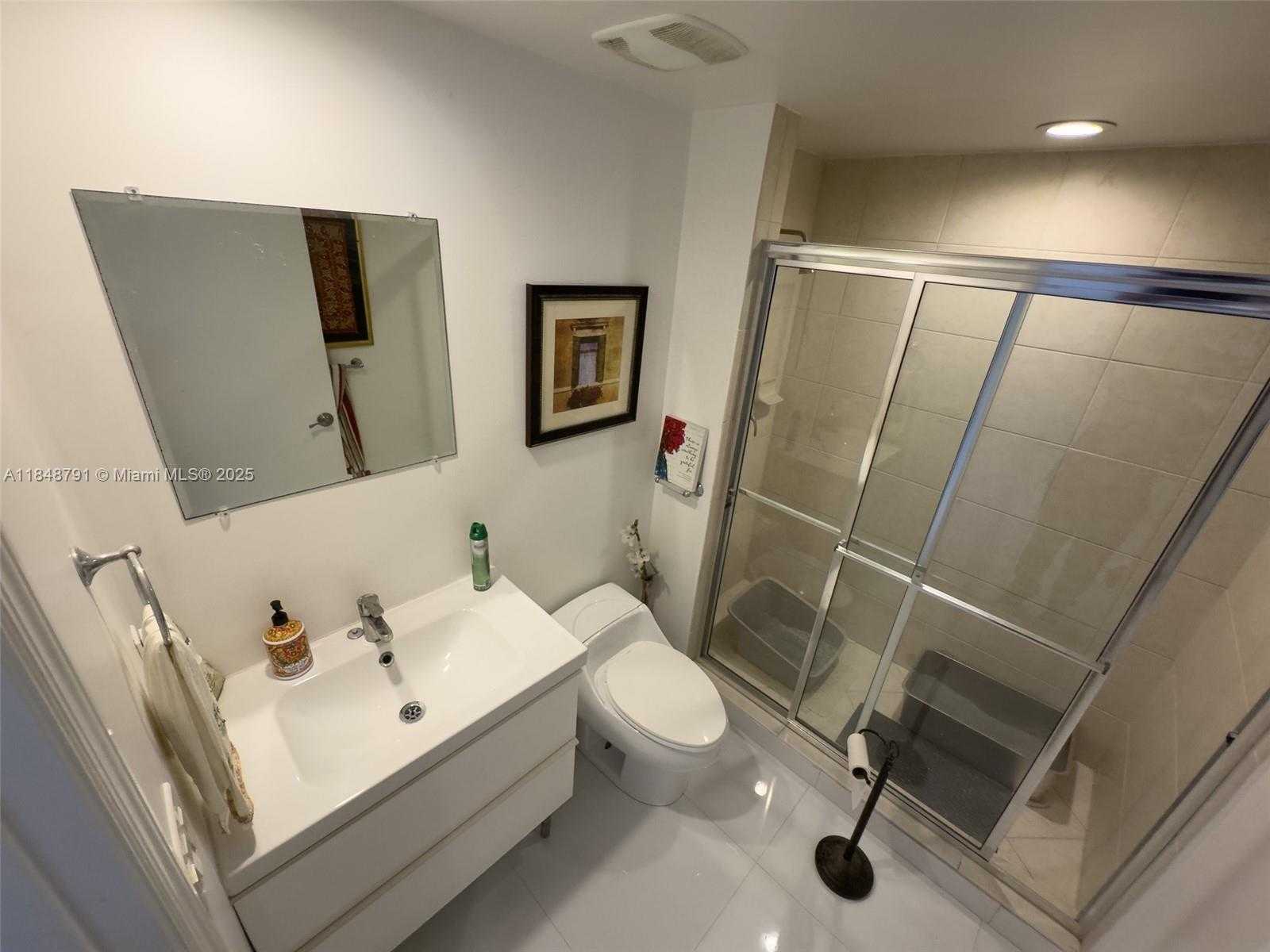 Small Image of 14951 ROYAL OAKS LN #2506, North Miami Number 44