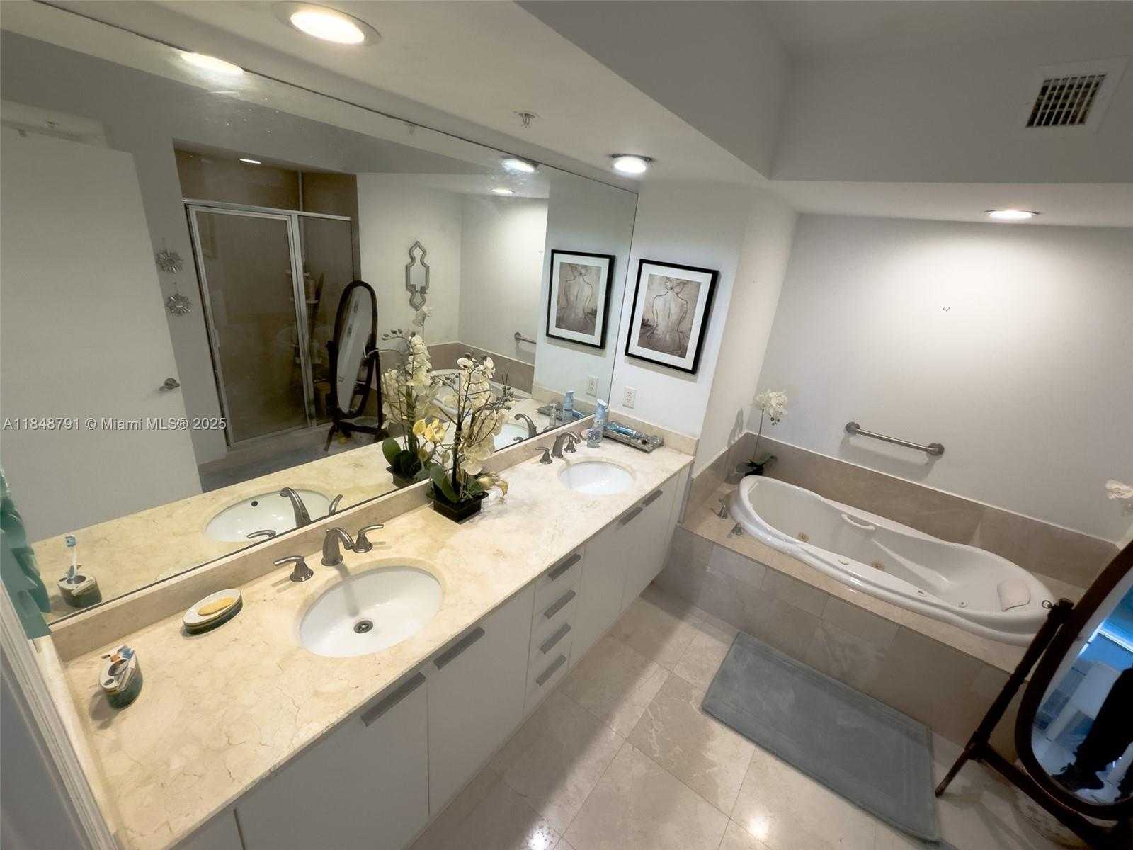 Small Image of 14951 ROYAL OAKS LN #2506, North Miami Number 46