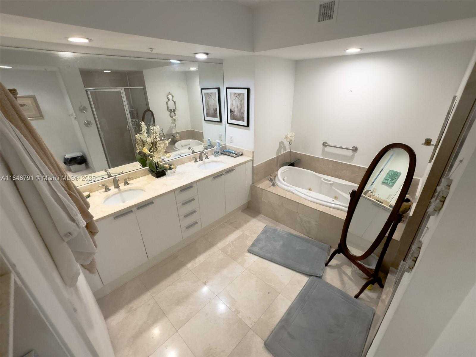 Small Image of 14951 ROYAL OAKS LN #2506, North Miami Number 49