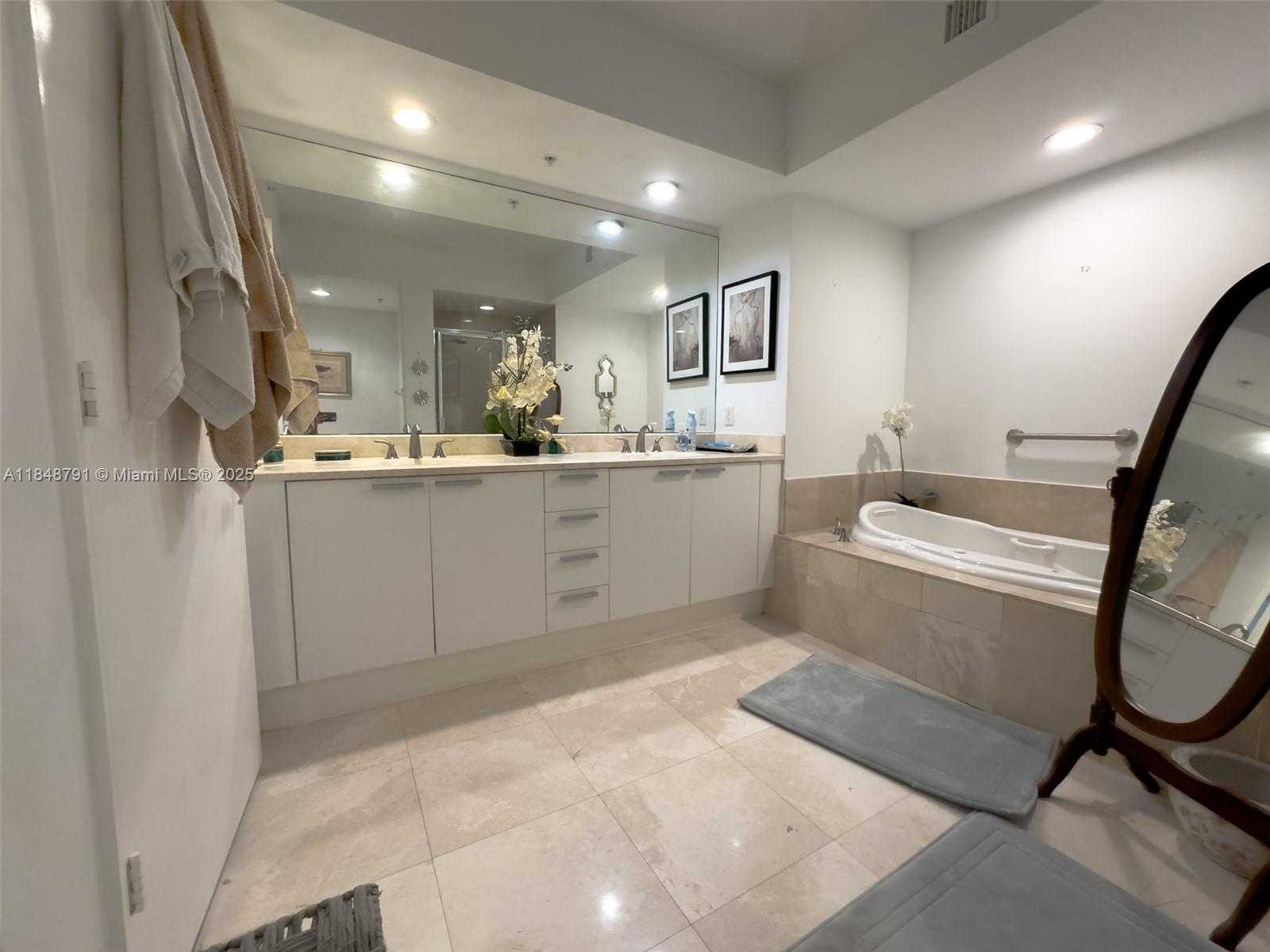 Small Image of 14951 ROYAL OAKS LN #2506, North Miami Number 50