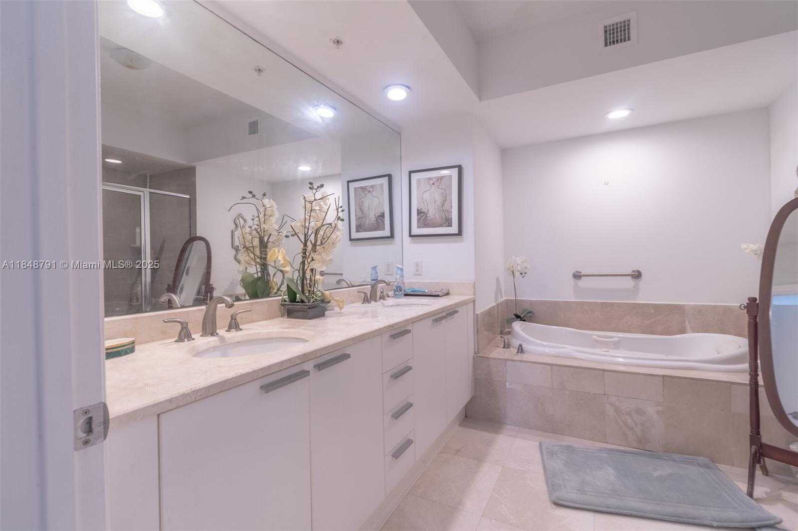 Small Image of 14951 ROYAL OAKS LN #2506, North Miami Number 54