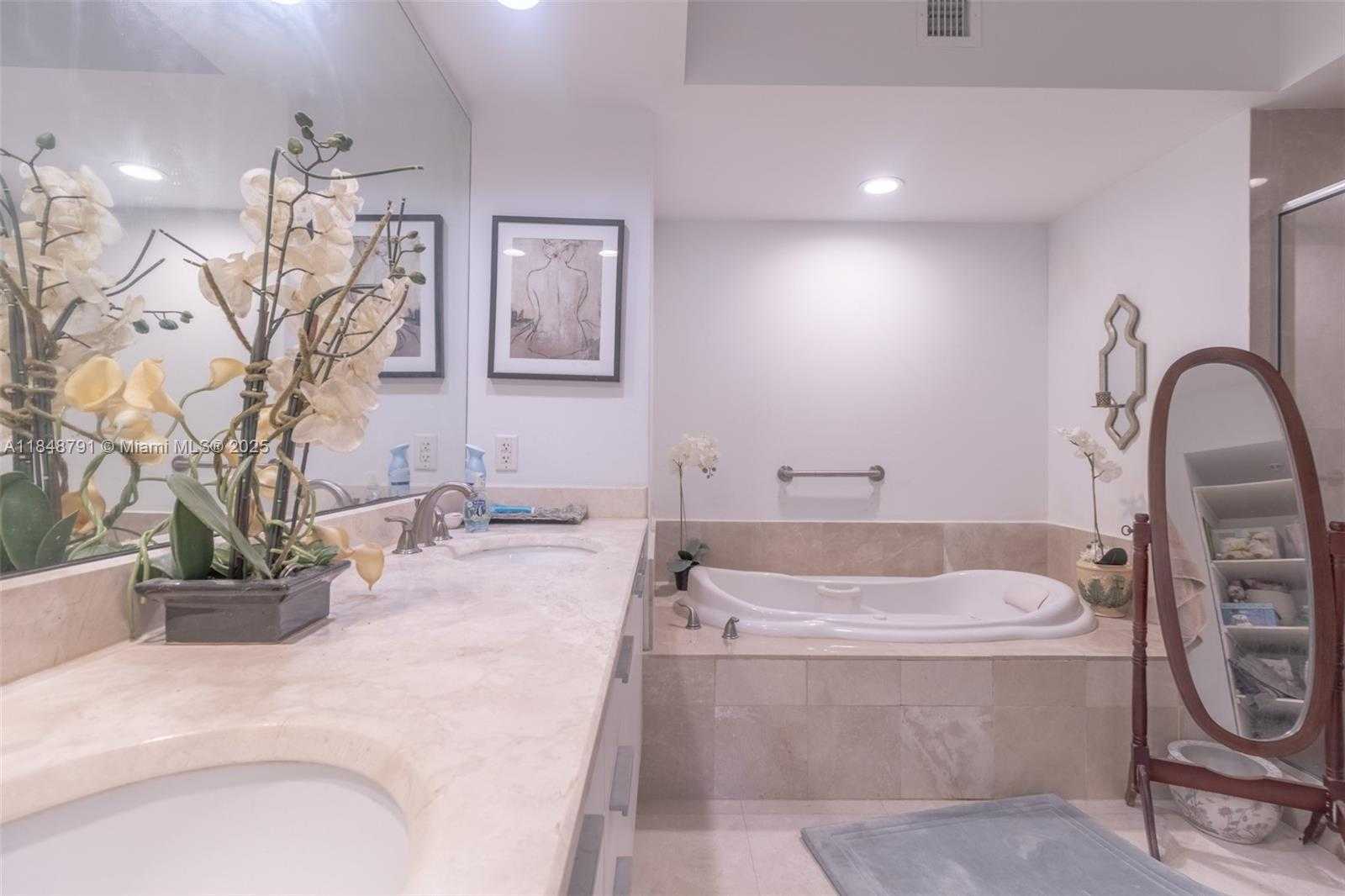 Small Image of 14951 ROYAL OAKS LN #2506, North Miami Number 55