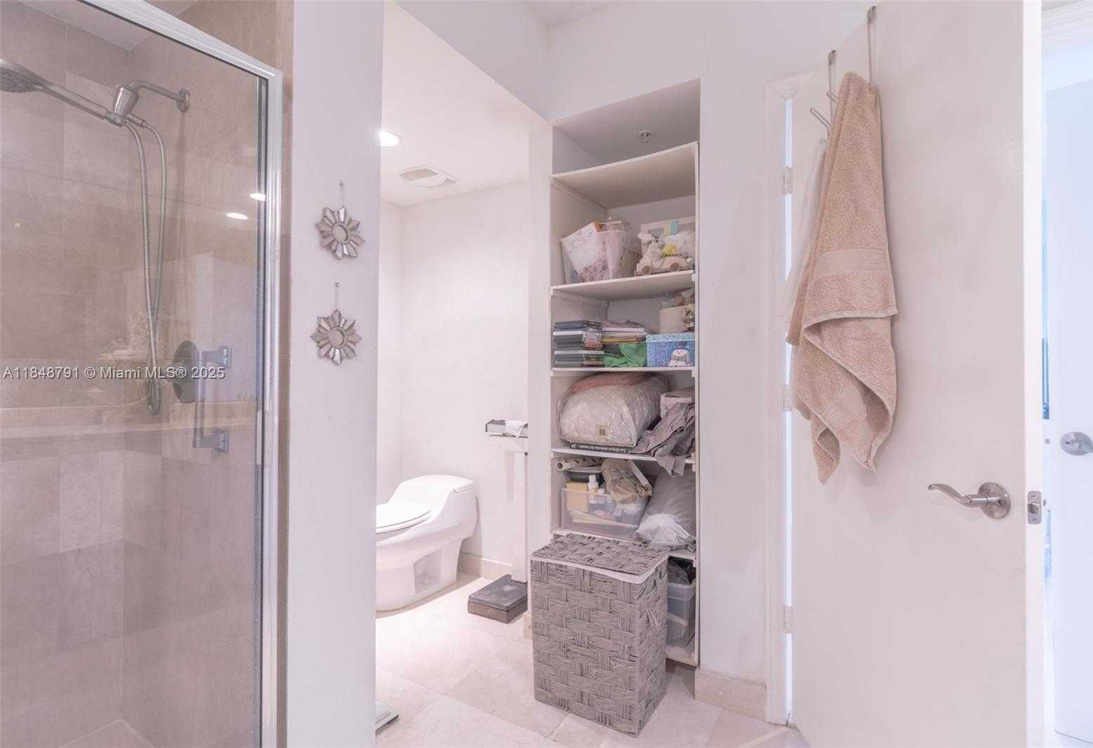 Small Image of 14951 ROYAL OAKS LN #2506, North Miami Number 56