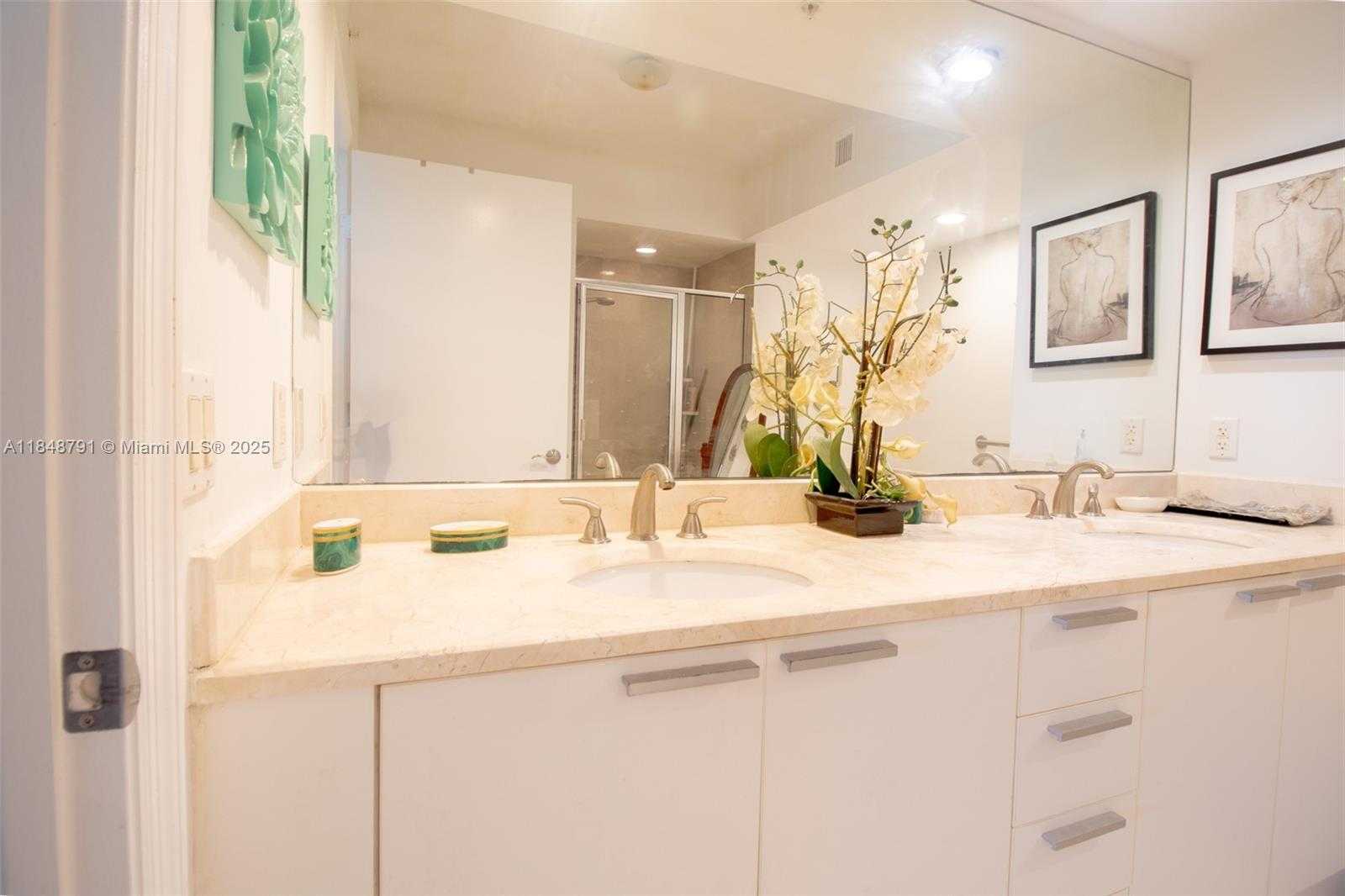 Small Image of 14951 ROYAL OAKS LN #2506, North Miami Number 57