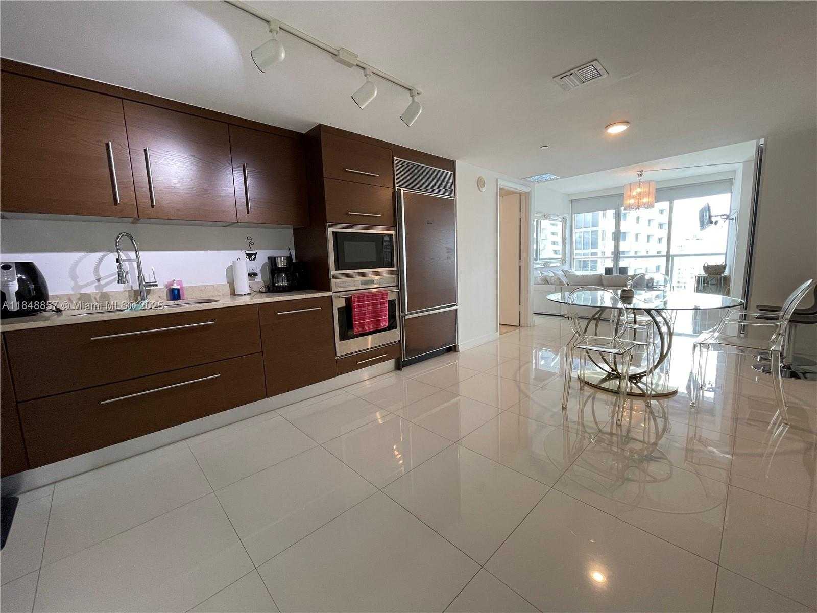 Small Image of 485 BRICKELL AVE #3711, Miami Number 2