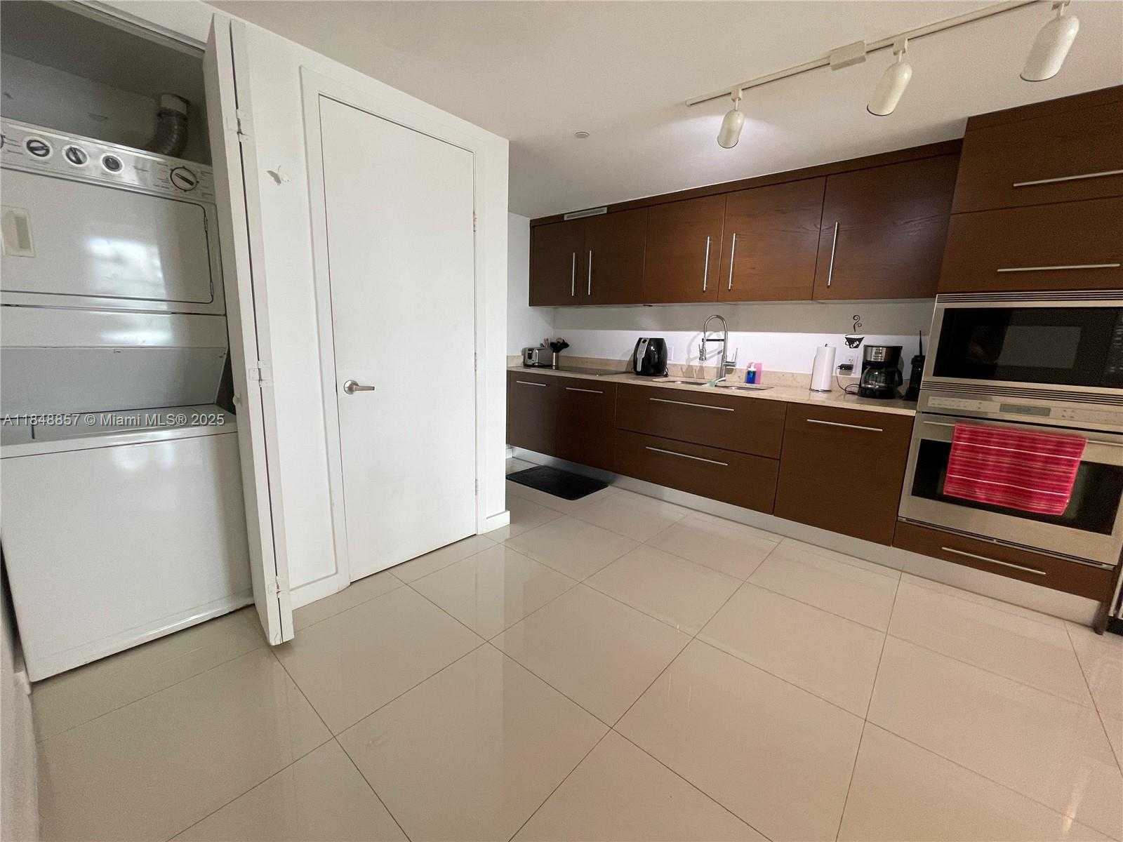 Small Image of 485 BRICKELL AVE #3711, Miami Number 3