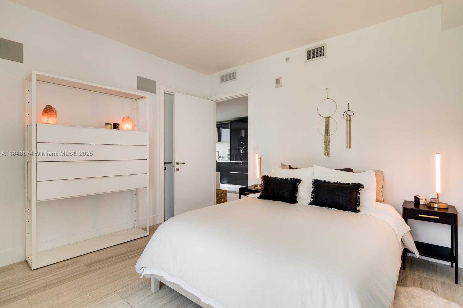 Small Image of 1451 BRICKELL AVE #1404, Miami Number 11