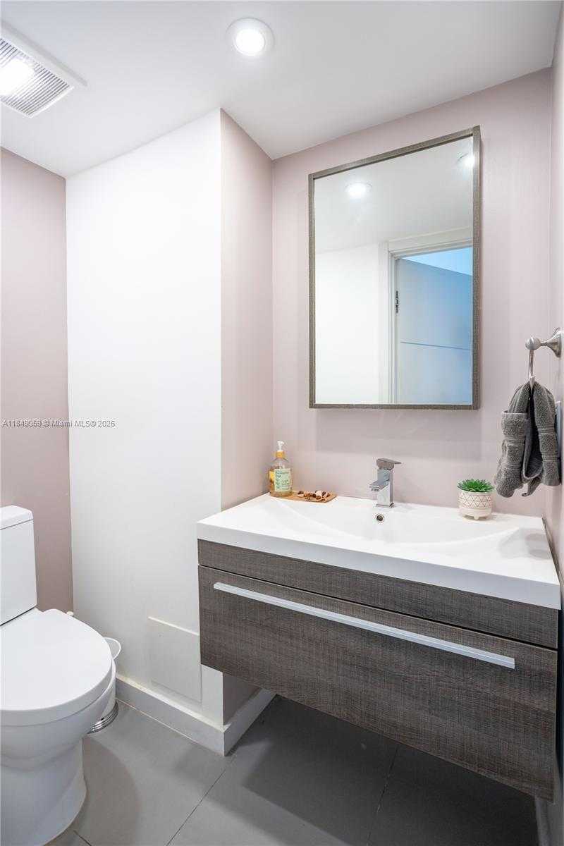 Small Image of 330 POINCIANA DR #1002, Sunny Isles Beach Number 23