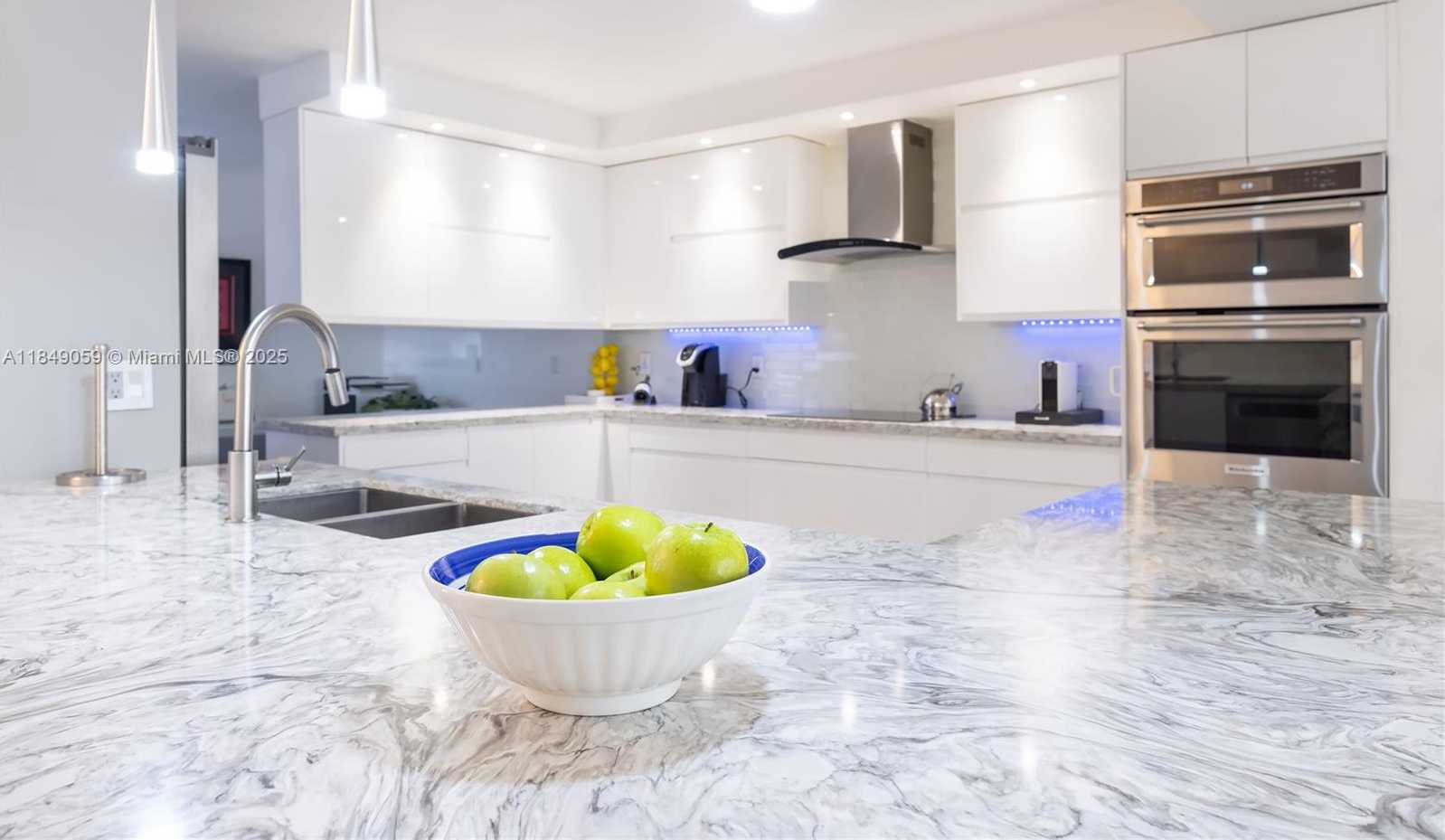 Small Image of 330 POINCIANA DR #1002, Sunny Isles Beach Number 4
