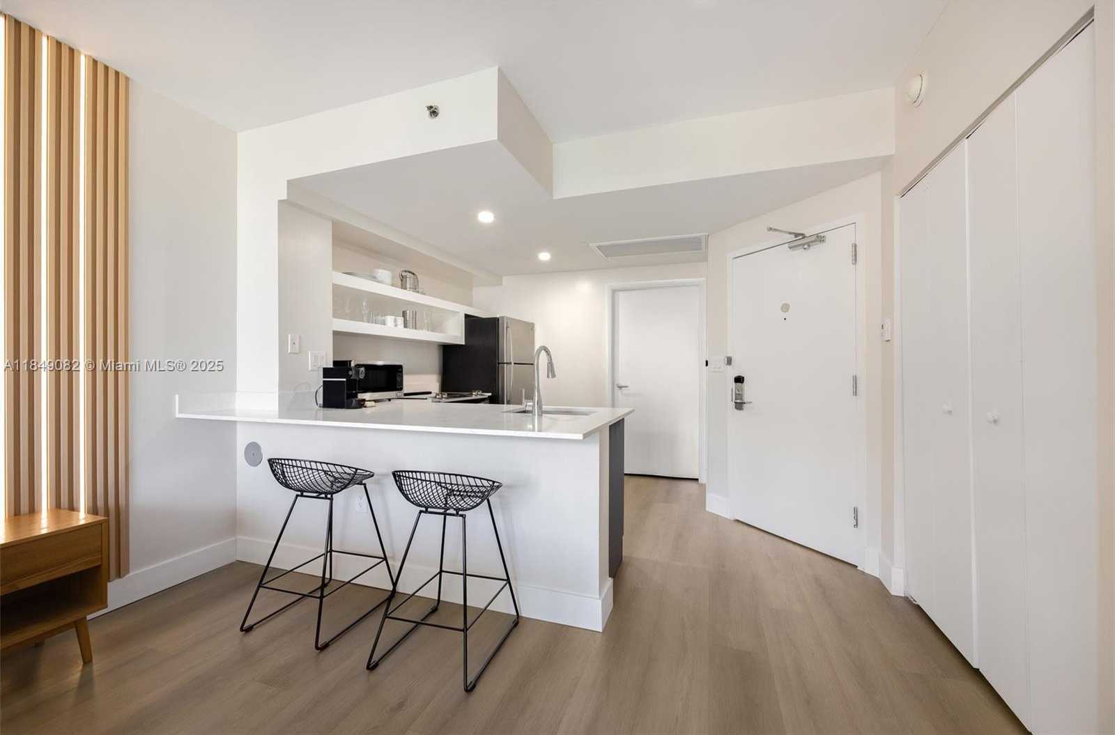 Small Image of 2889 MCFARLANE RD #905, Coconut Grove Number 6