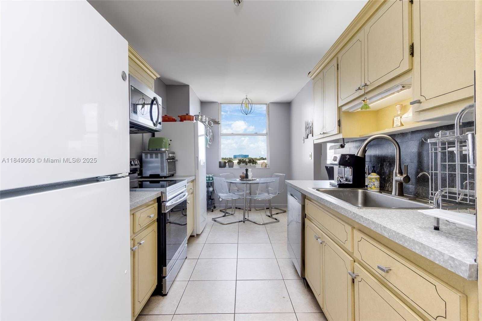 Small Image of 4330 HILLCREST DR #519, Hollywood Number 14