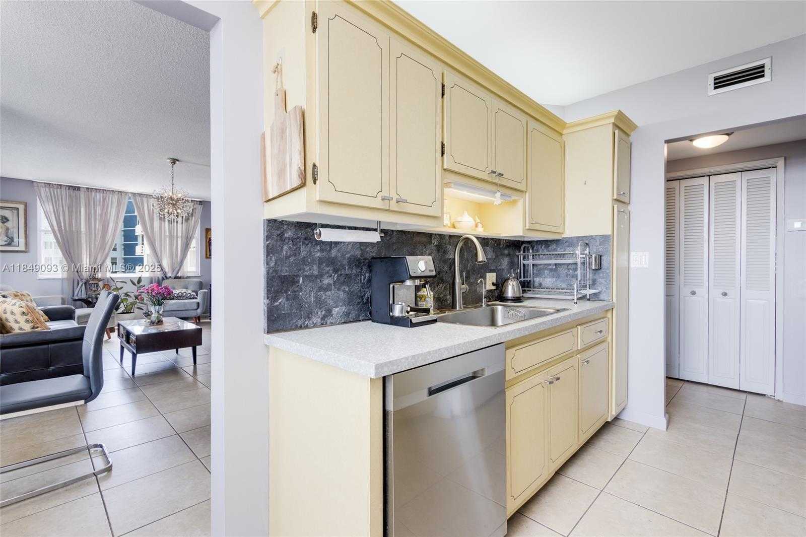 Small Image of 4330 HILLCREST DR #519, Hollywood Number 15