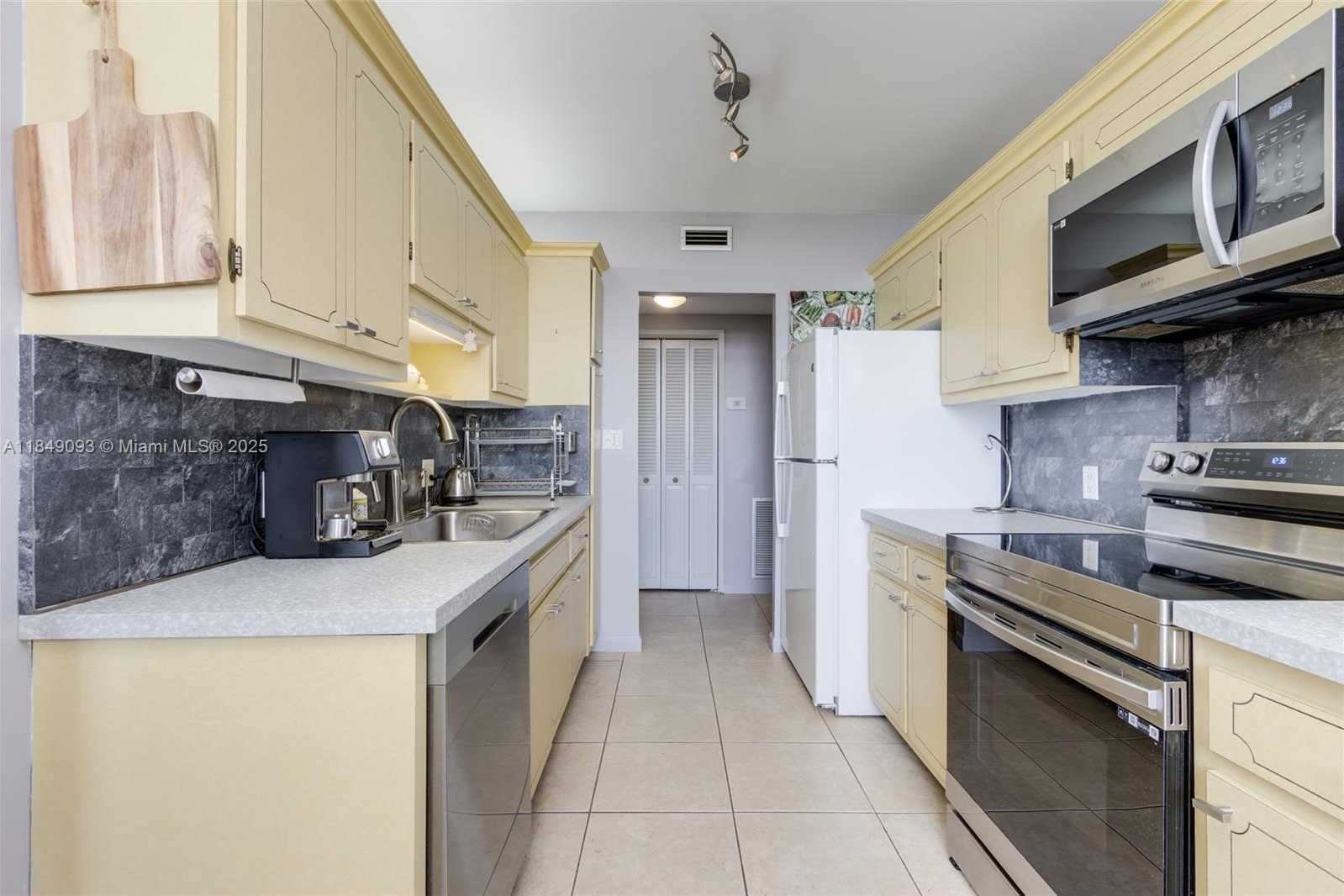 Small Image of 4330 HILLCREST DR #519, Hollywood Number 16