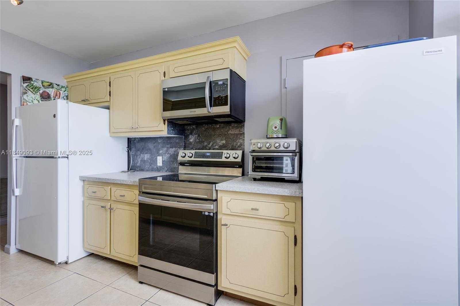 Small Image of 4330 HILLCREST DR #519, Hollywood Number 17