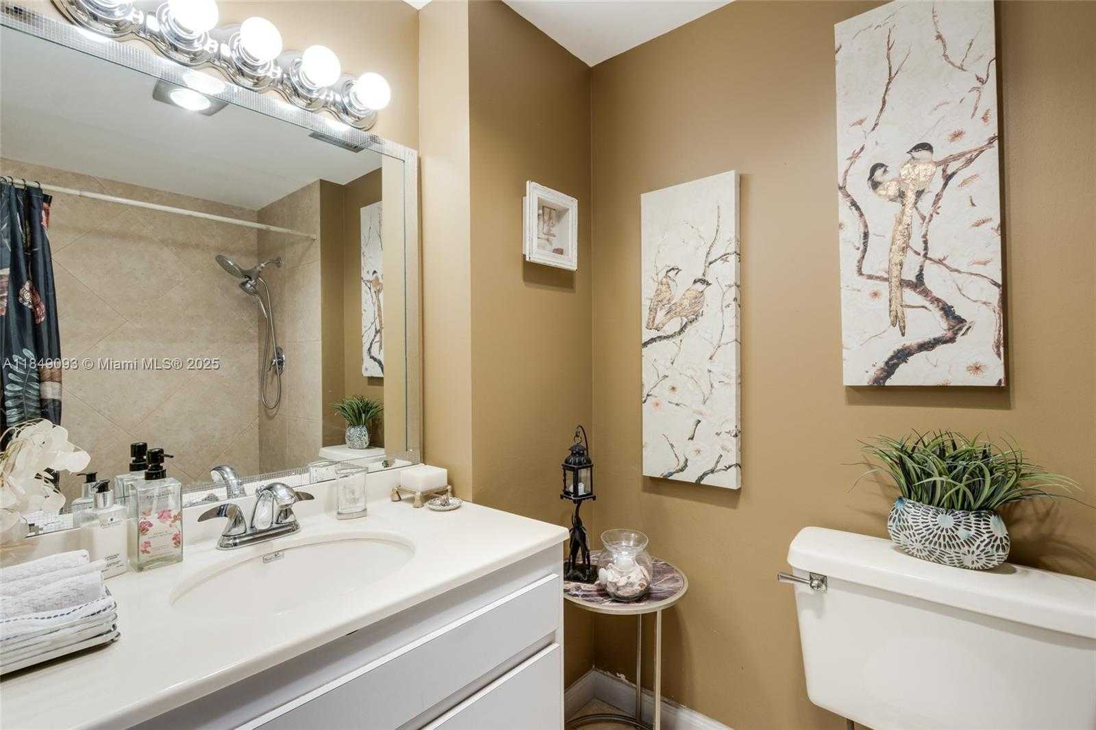 Small Image of 4330 HILLCREST DR #519, Hollywood Number 18