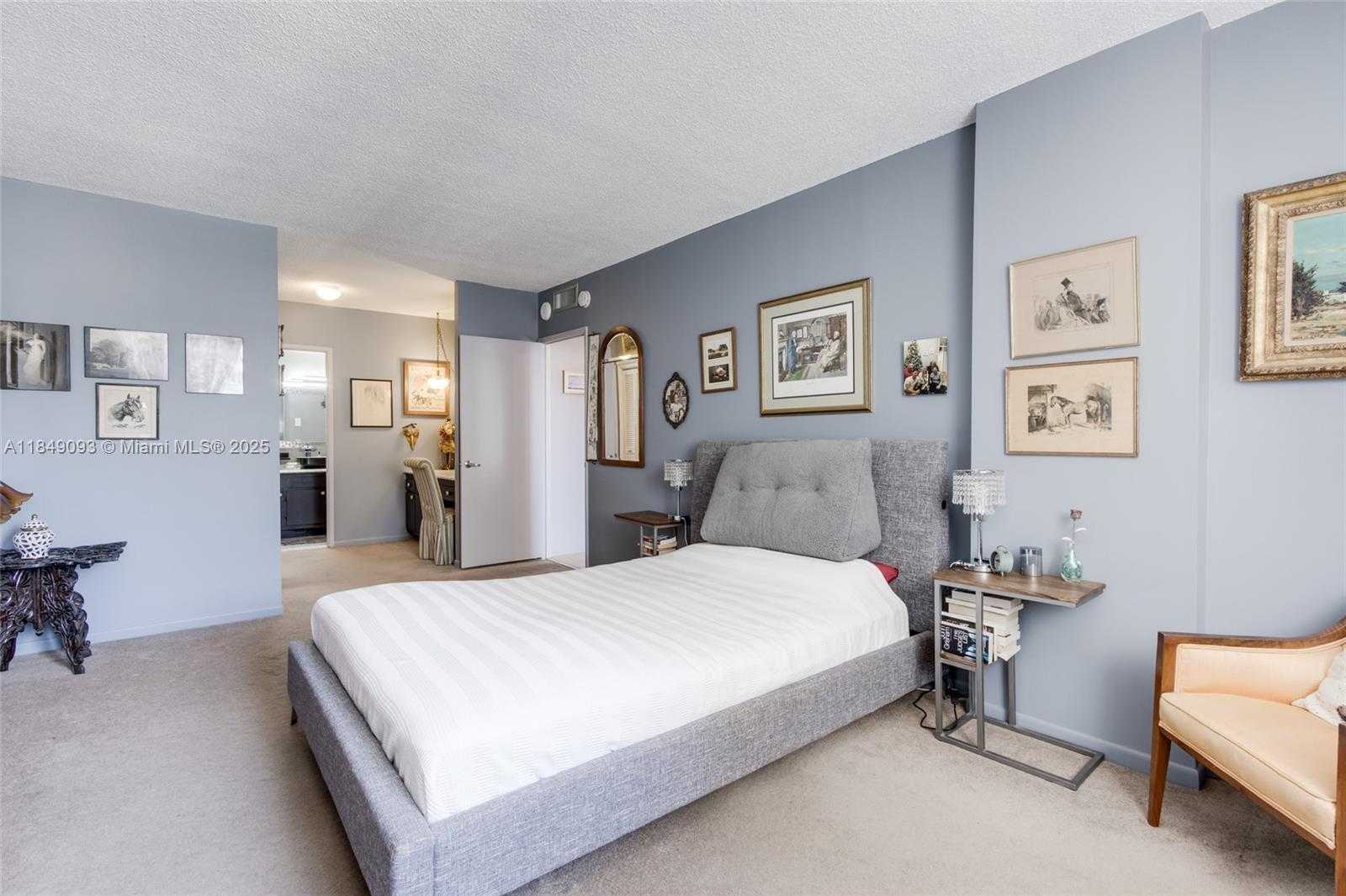 Small Image of 4330 HILLCREST DR #519, Hollywood Number 20