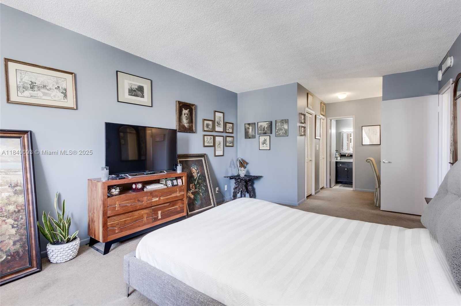 Small Image of 4330 HILLCREST DR #519, Hollywood Number 22