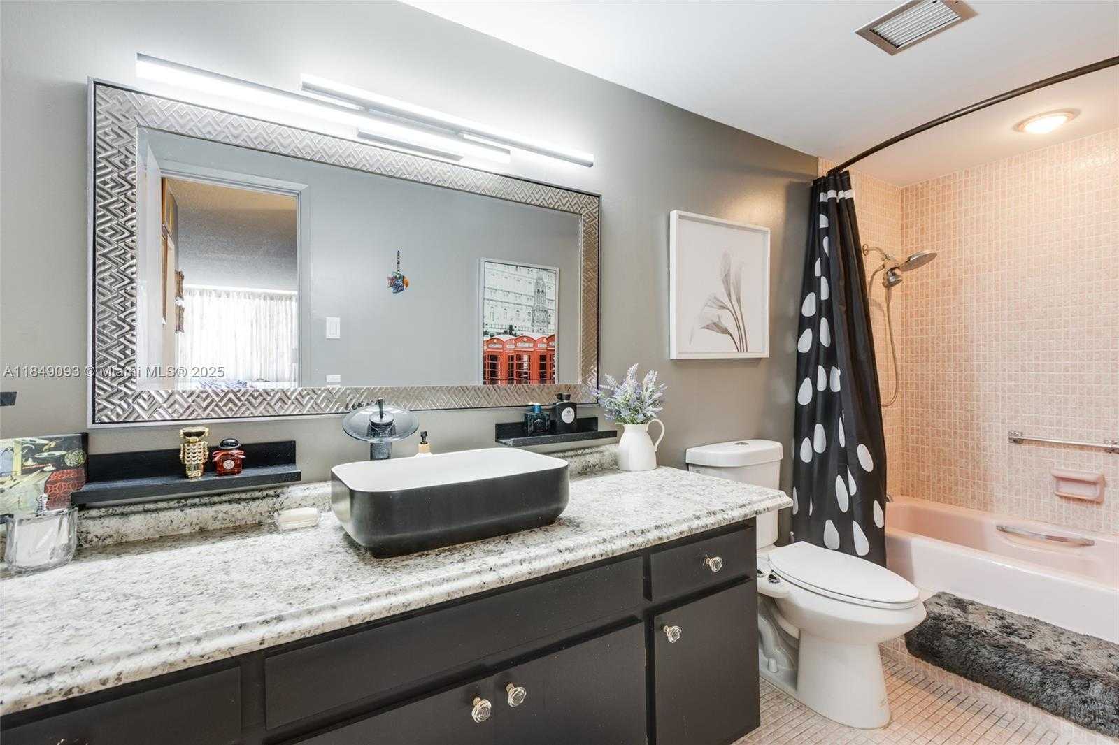 Small Image of 4330 HILLCREST DR #519, Hollywood Number 25