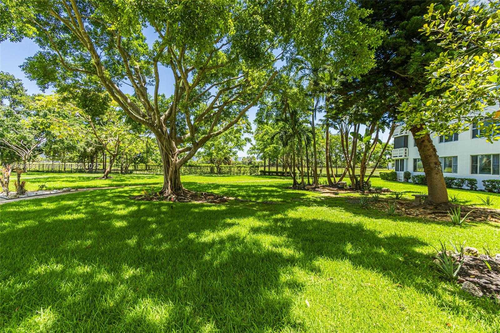 Small Image of 4330 HILLCREST DR #519, Hollywood Number 36